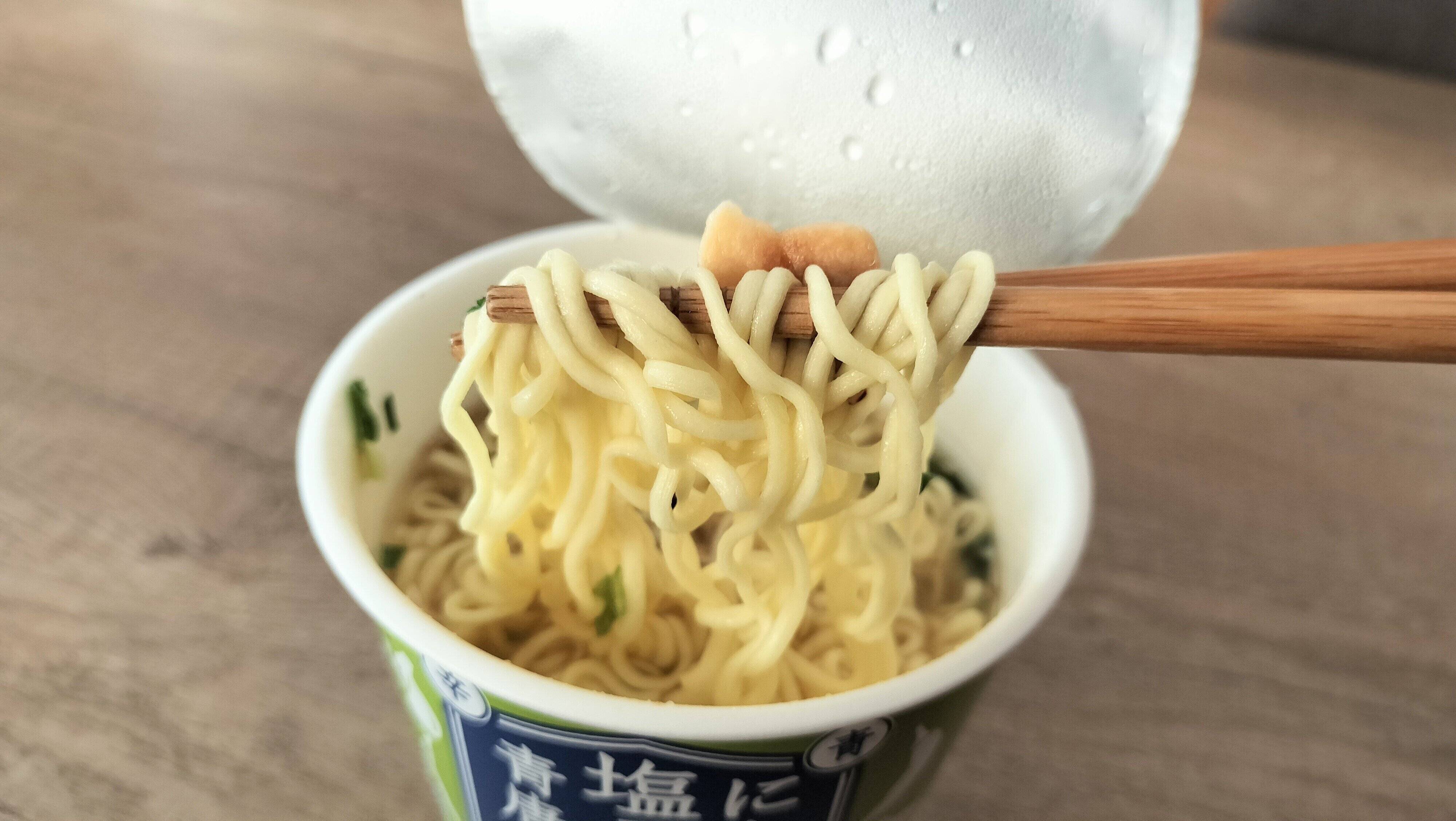 麺は食べやすいちぢれ麺