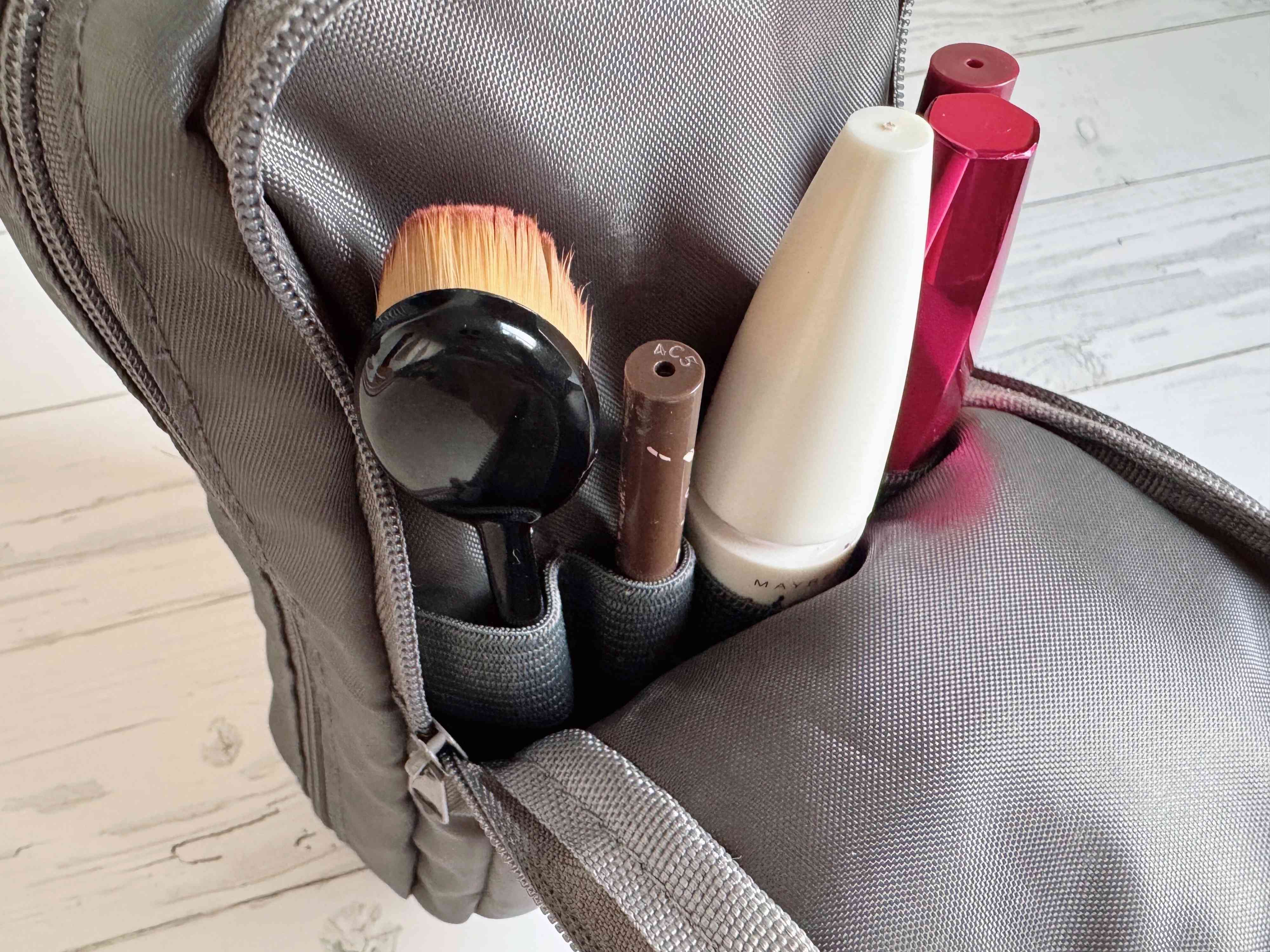 2箇所に分かれていてすっきり収納できる!