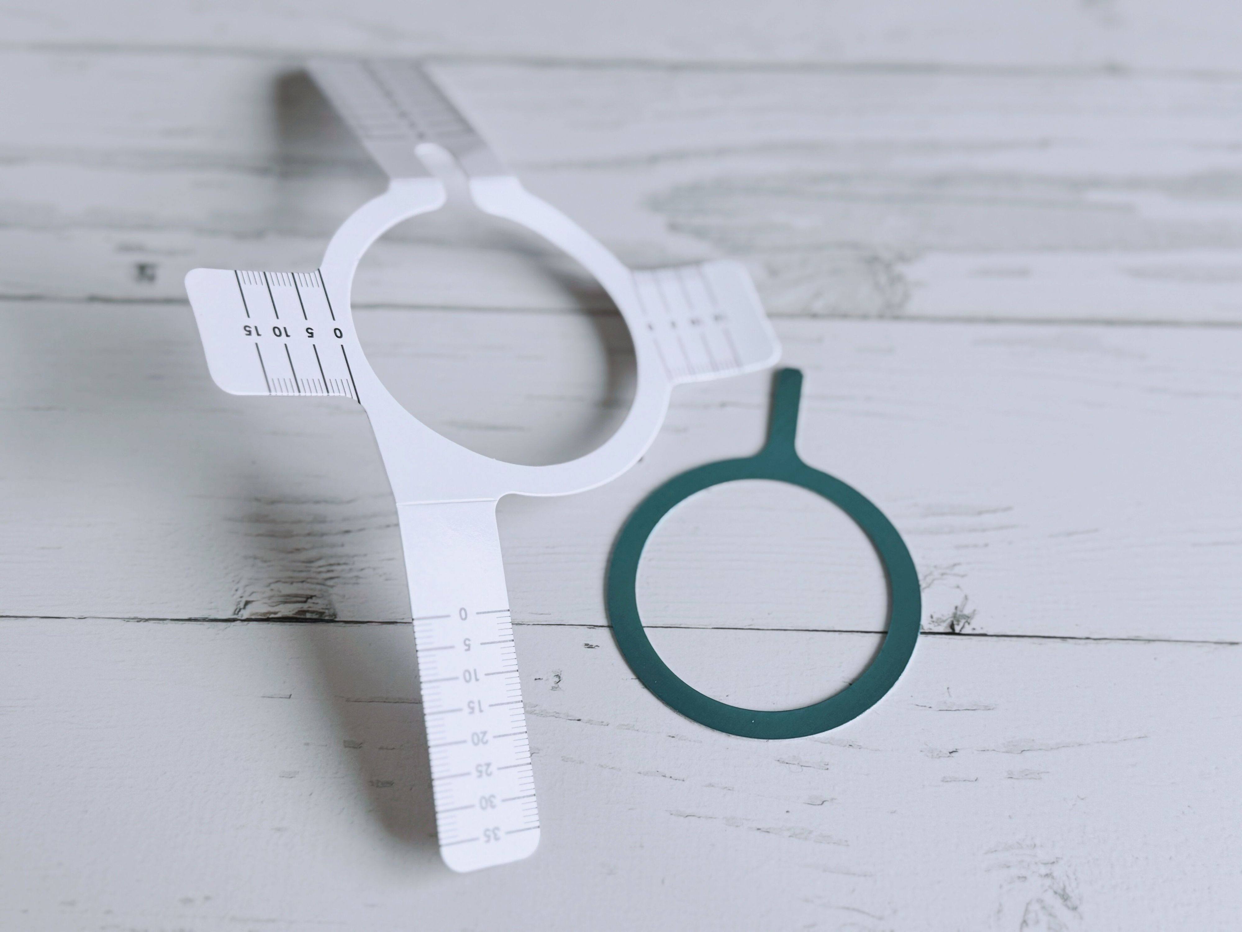 2．iPhoneケース用 MagSafe対応ステッカー