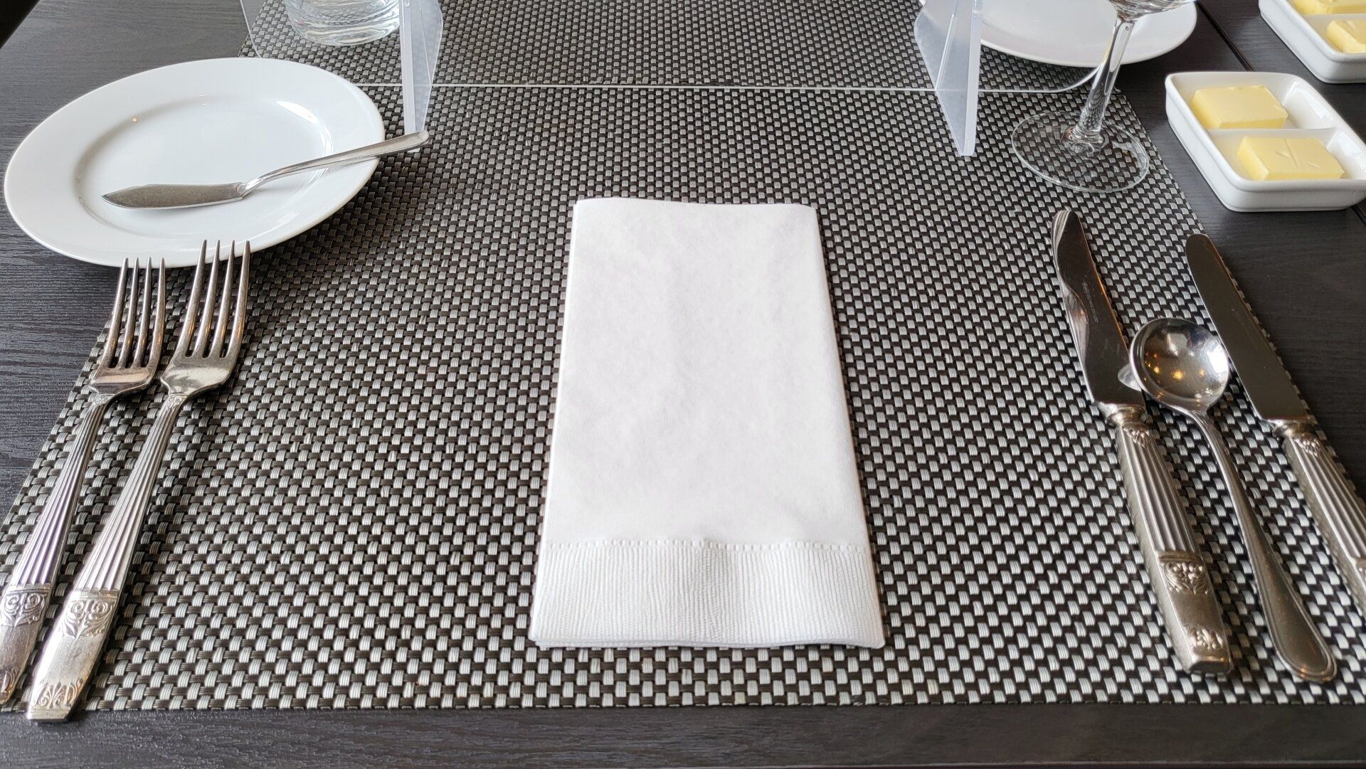 食べるときの正しいフォーク・ナイフの向き