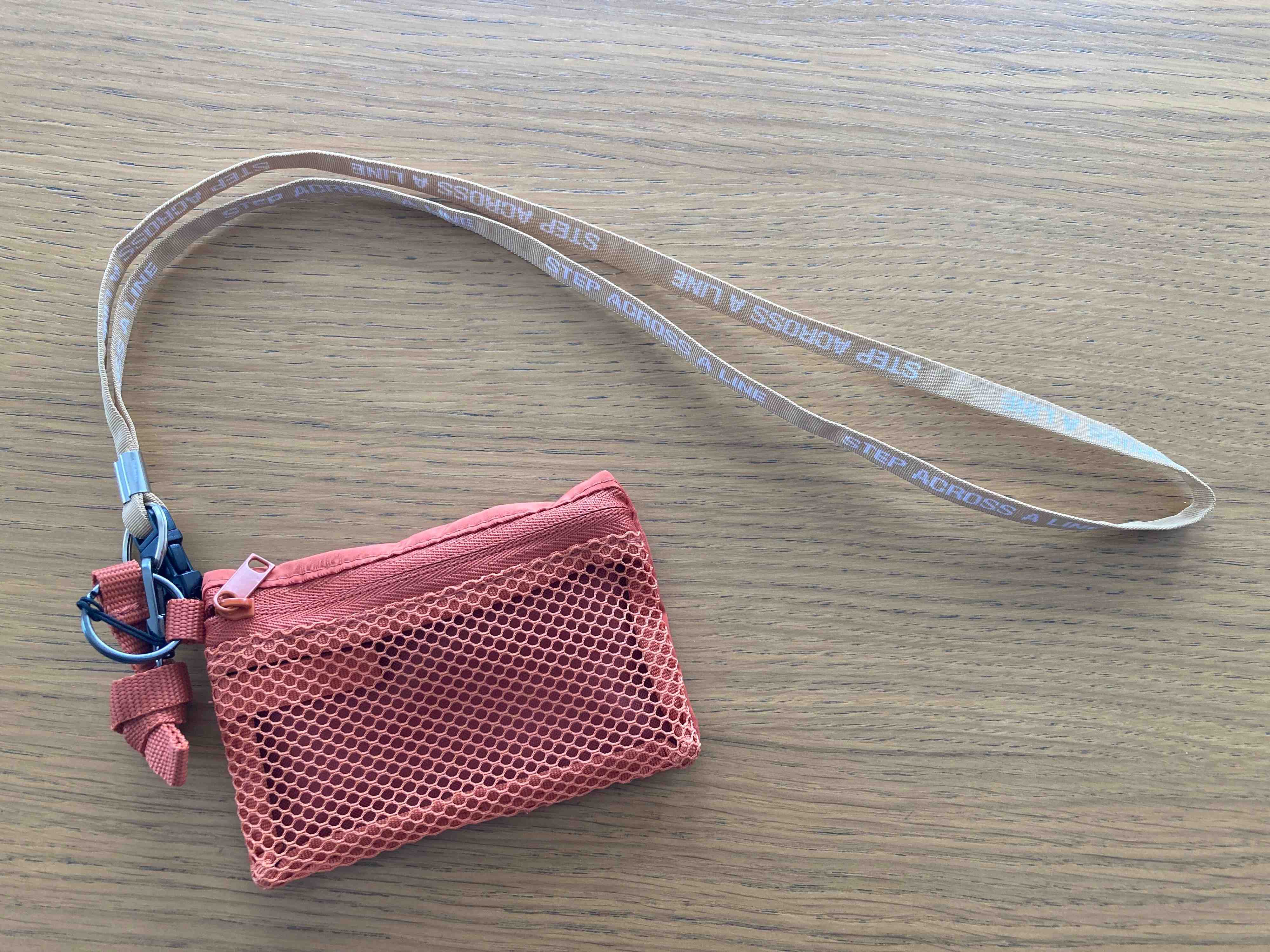 ストラップで首から下げられるようにしたポリエステルカードケース