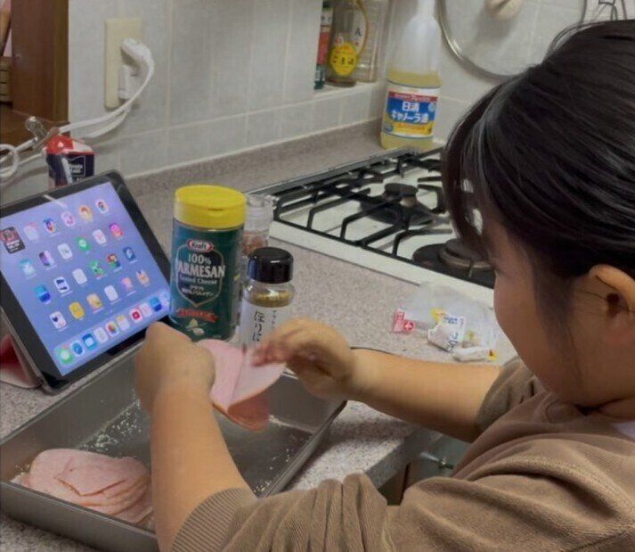 料理をする娘