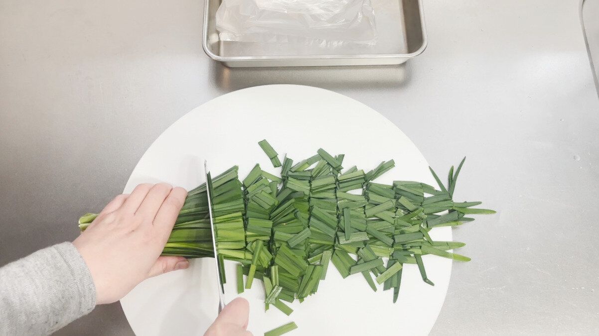 食べやすい長さにカットする