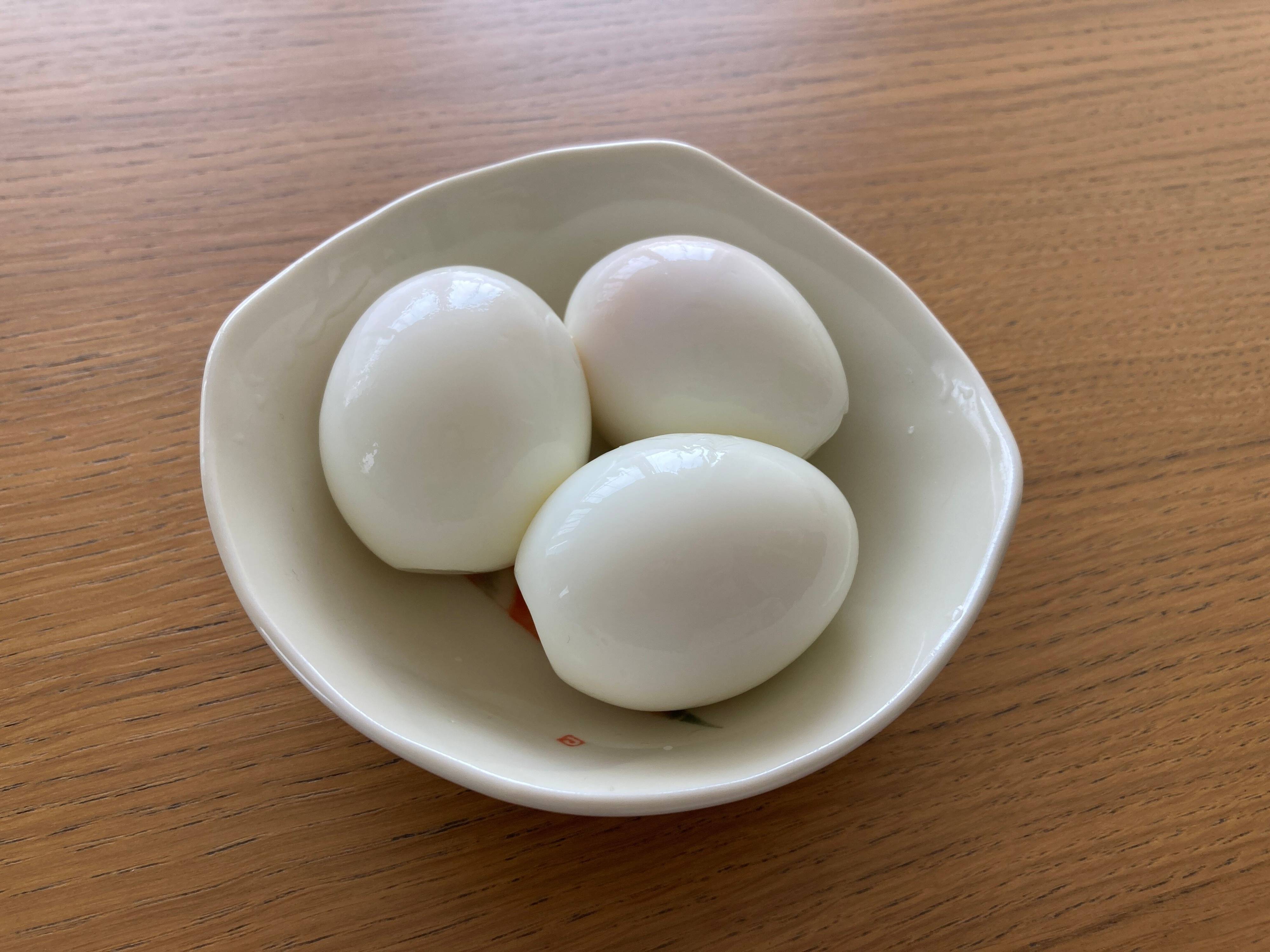 殻を剥かれたゆで卵