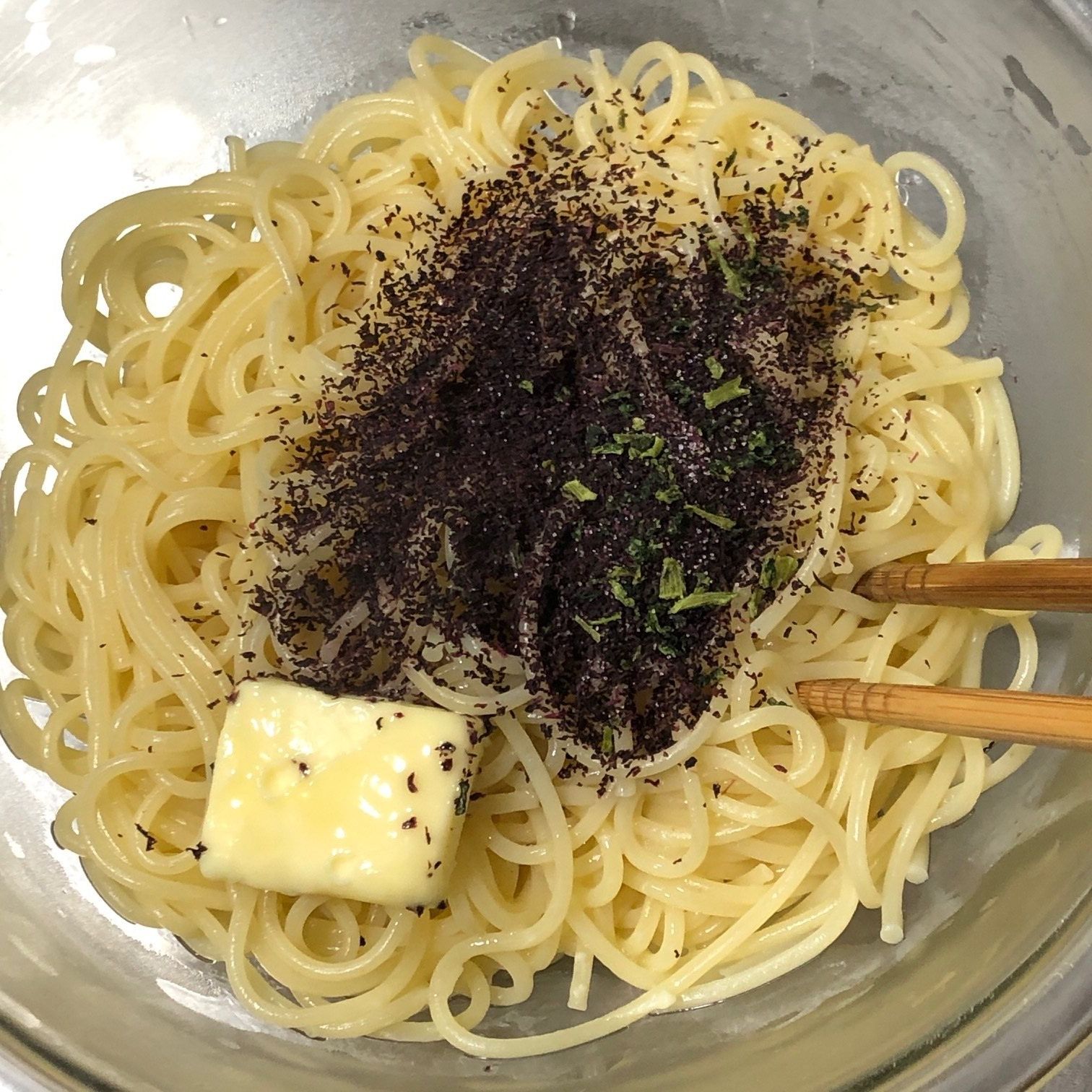 バターとふりかけを和える