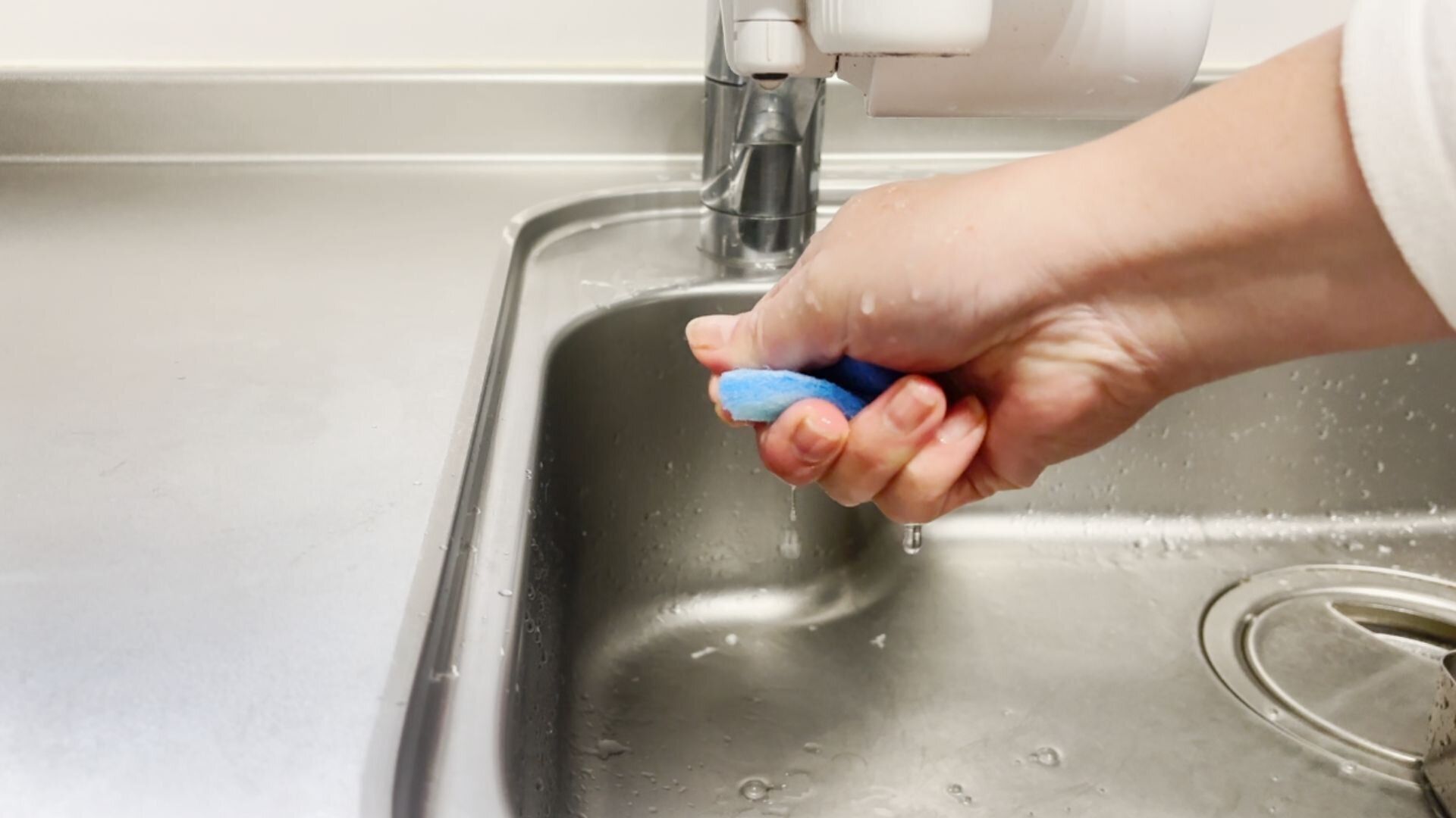 スポンジを絞る