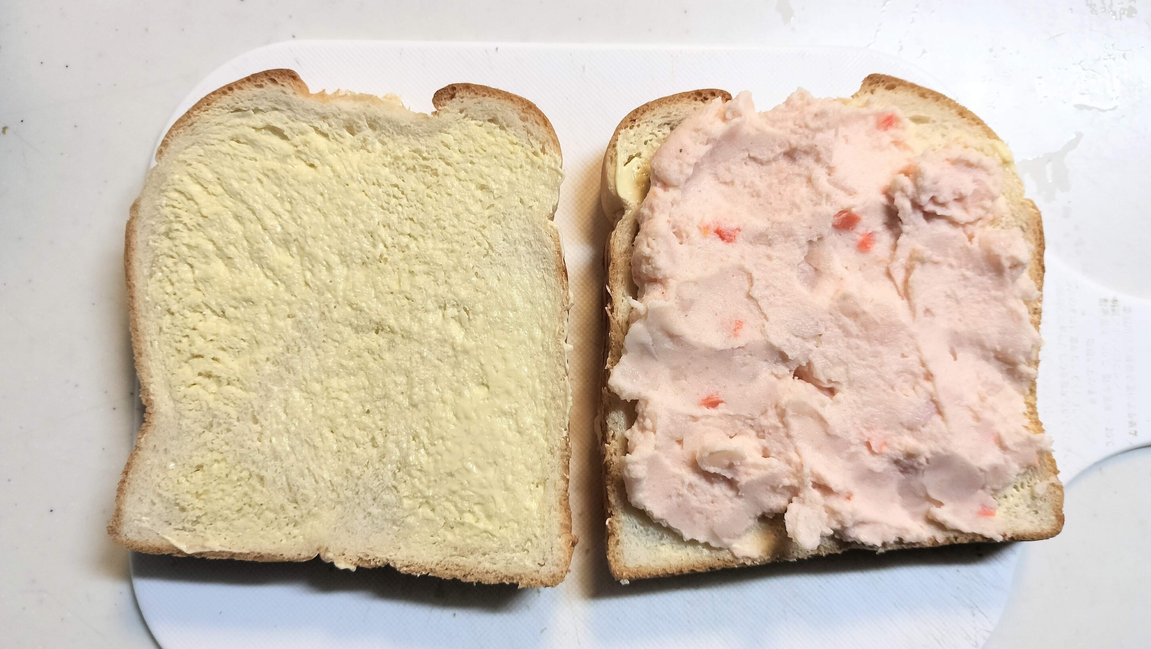 タラモサラダを挟むホットサンド