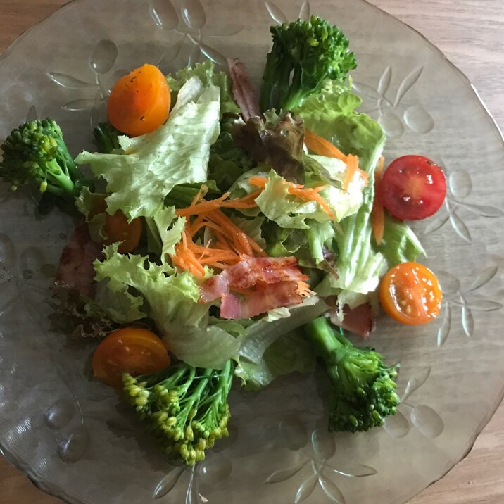 レタスとスティックセニョール、ベーコンのサラダ