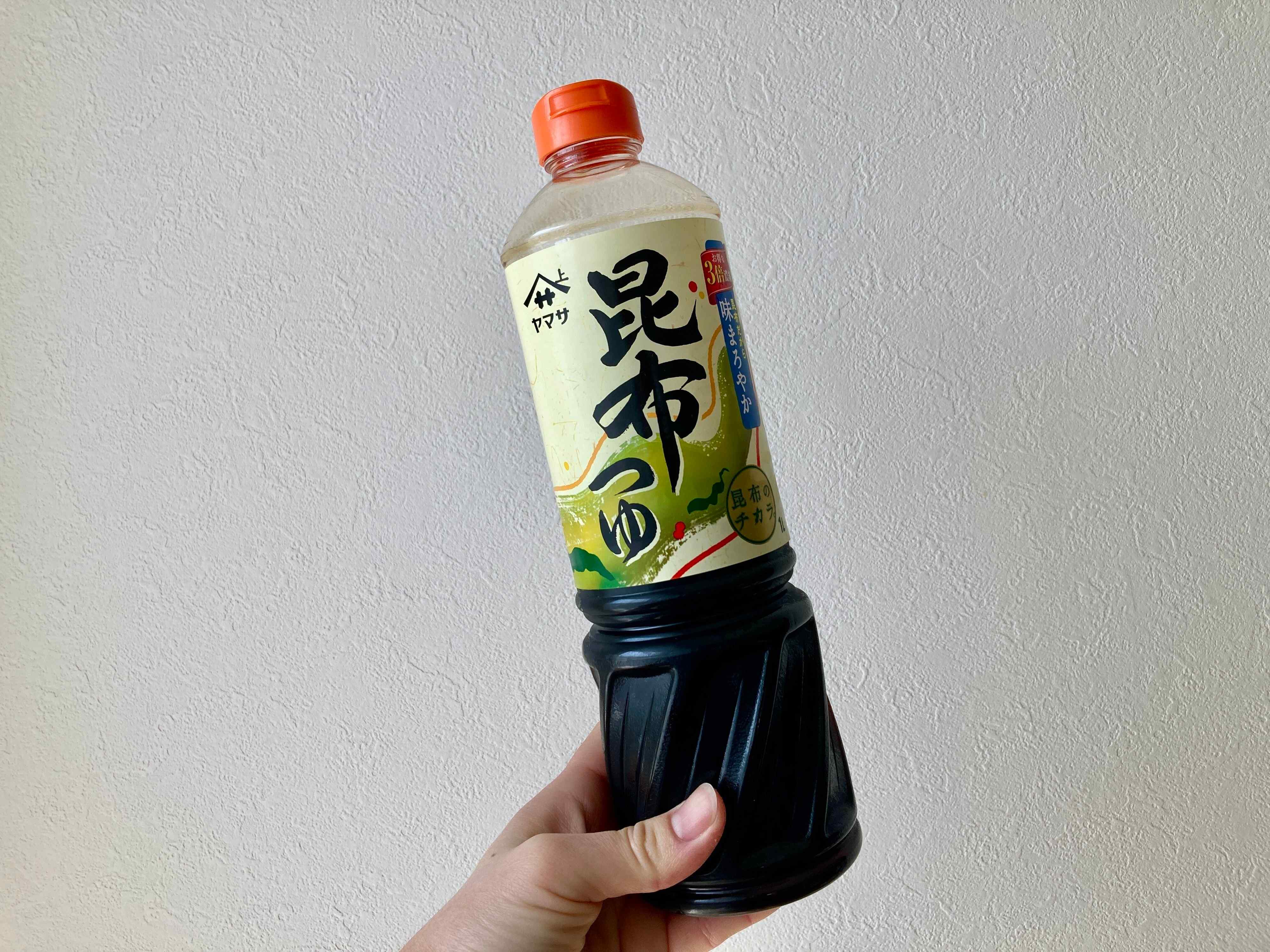 昆布つゆを持っているところ