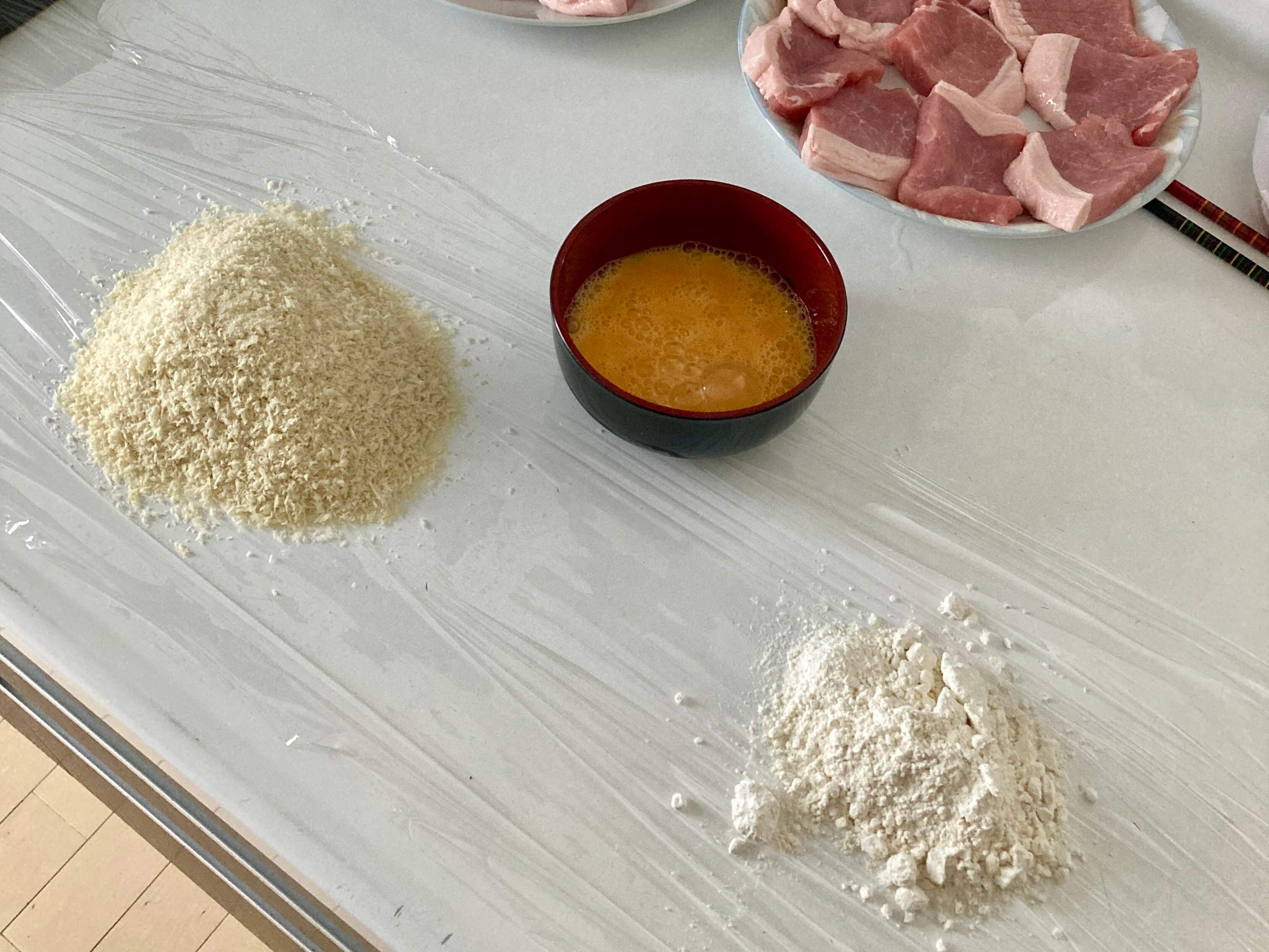 ラップの上にのせられたパン粉と小麦粉