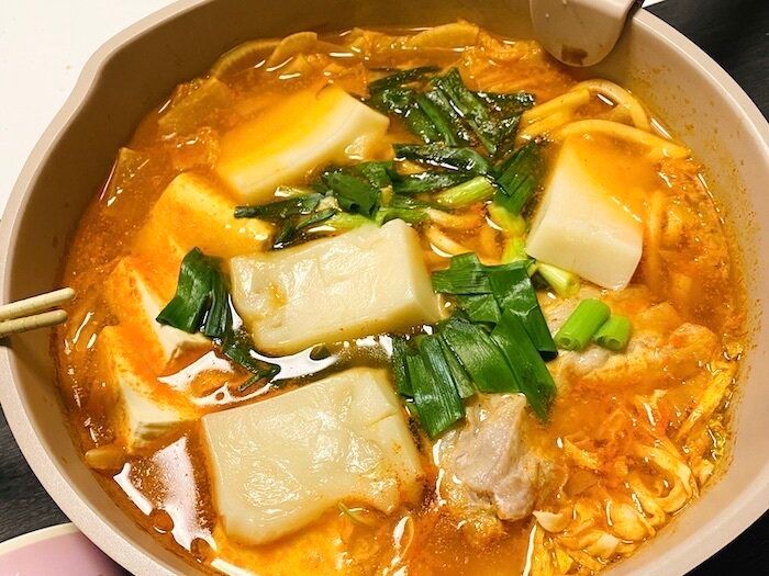 残り物の野菜で鍋を作る