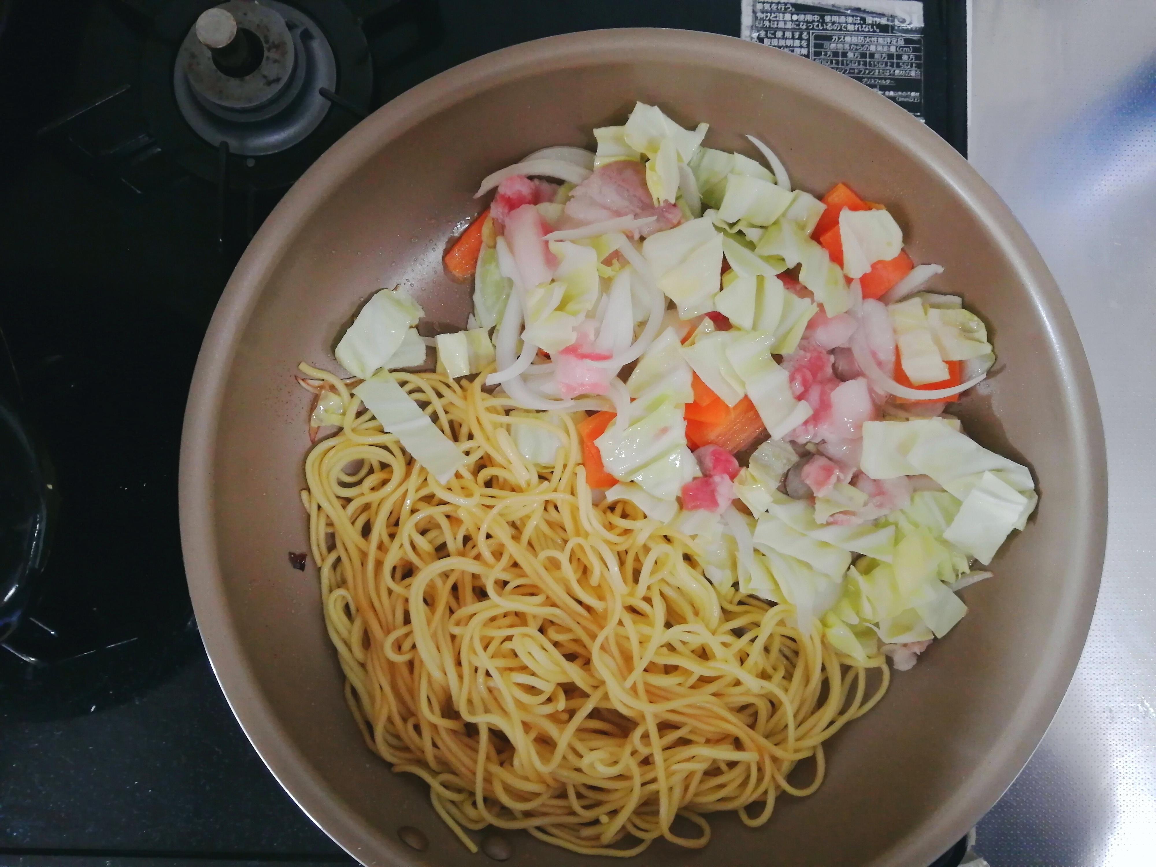 フライパンで焼きそばを作る