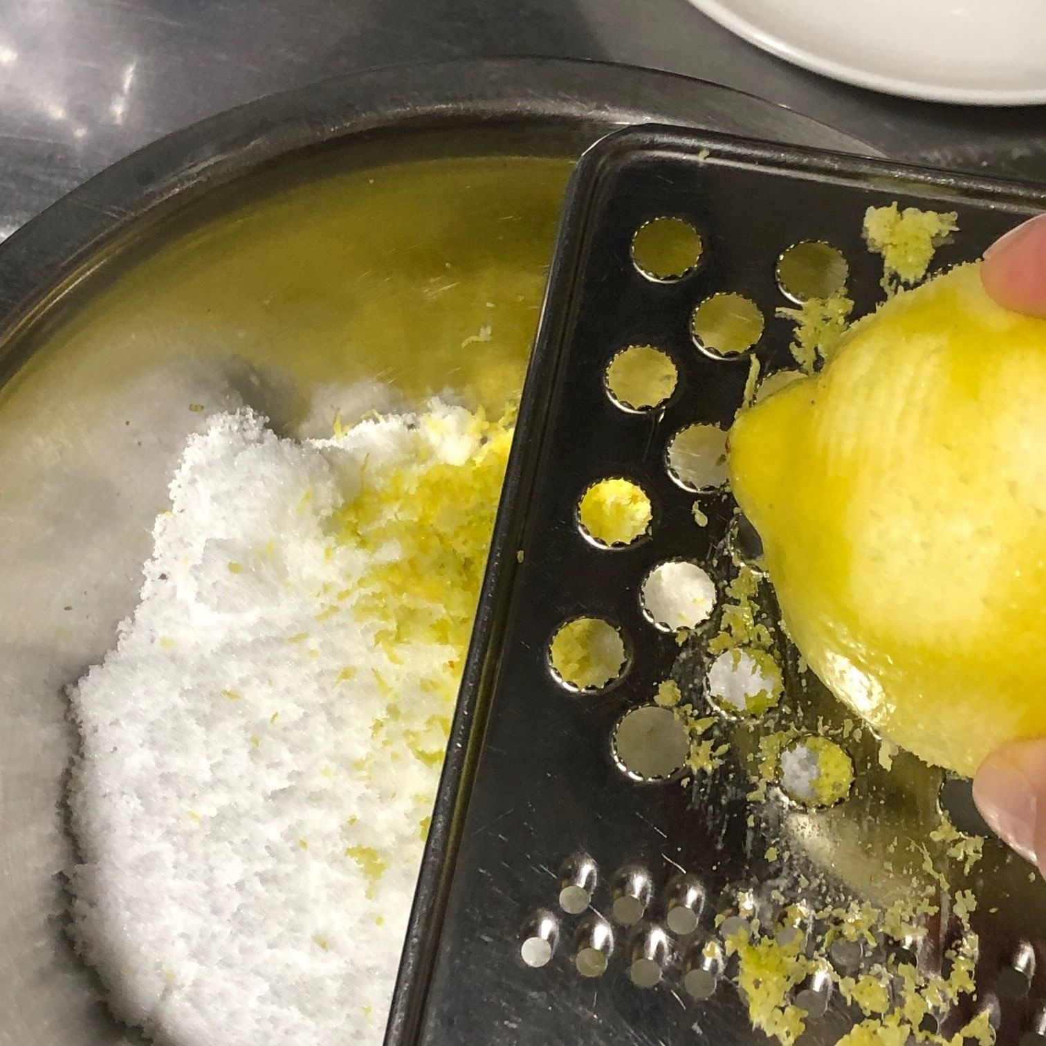 レモンの皮をすりおろす