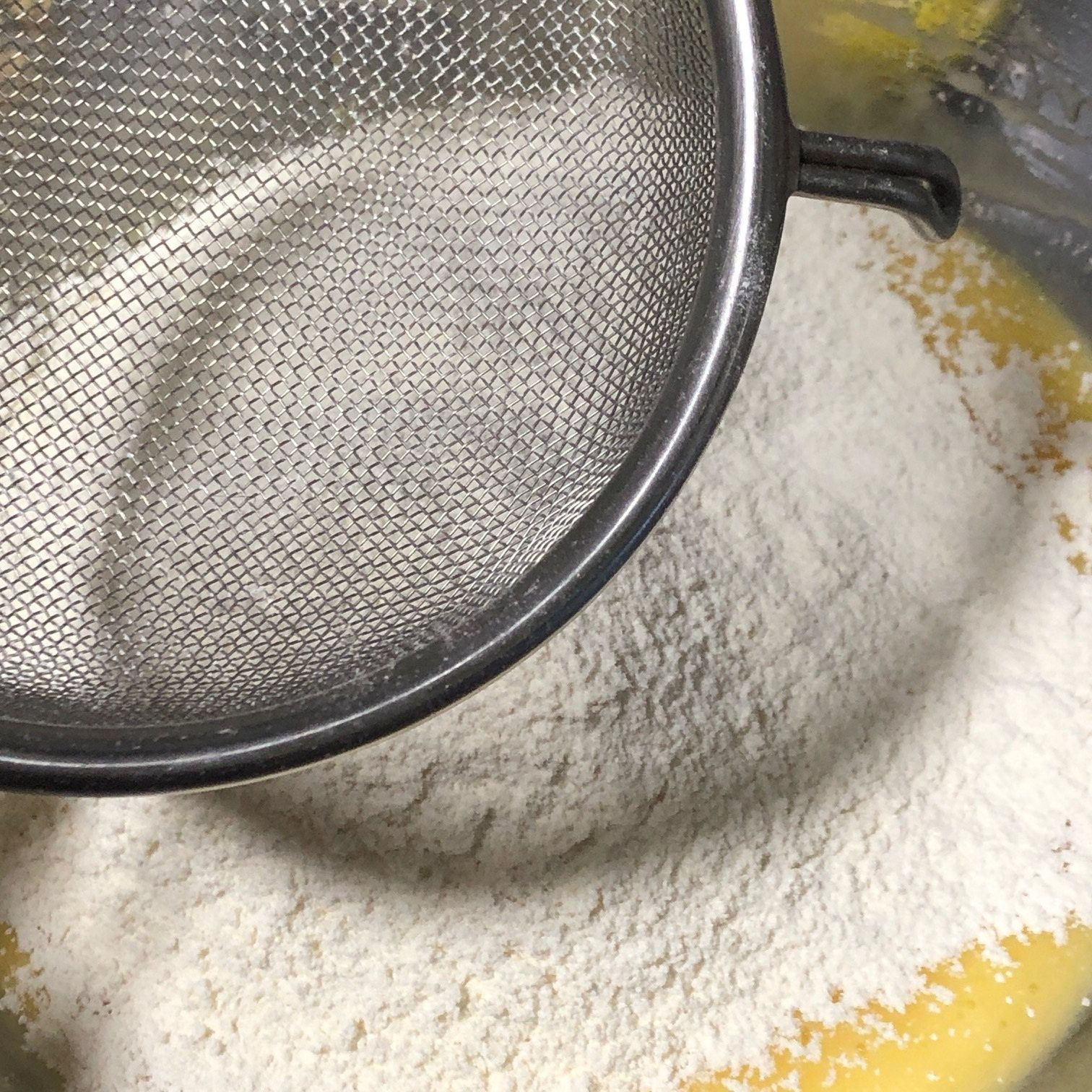 小麦粉をいれる