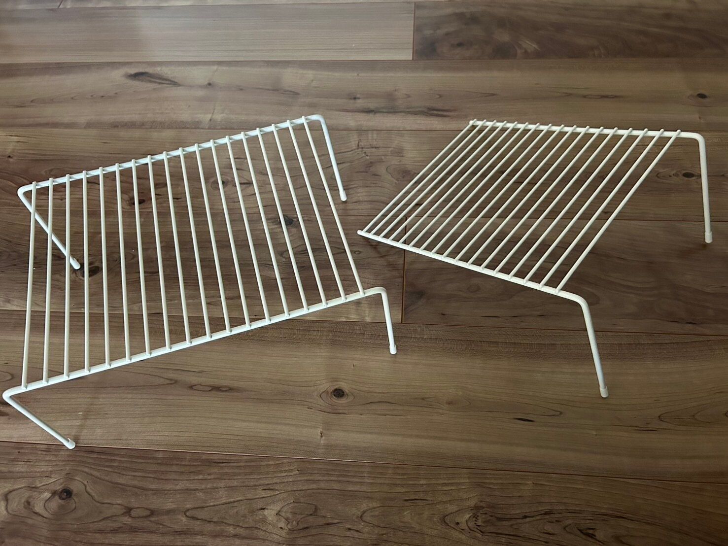 【3COINS】頑丈な伸縮ラックで食器棚の収納量アップが叶う！