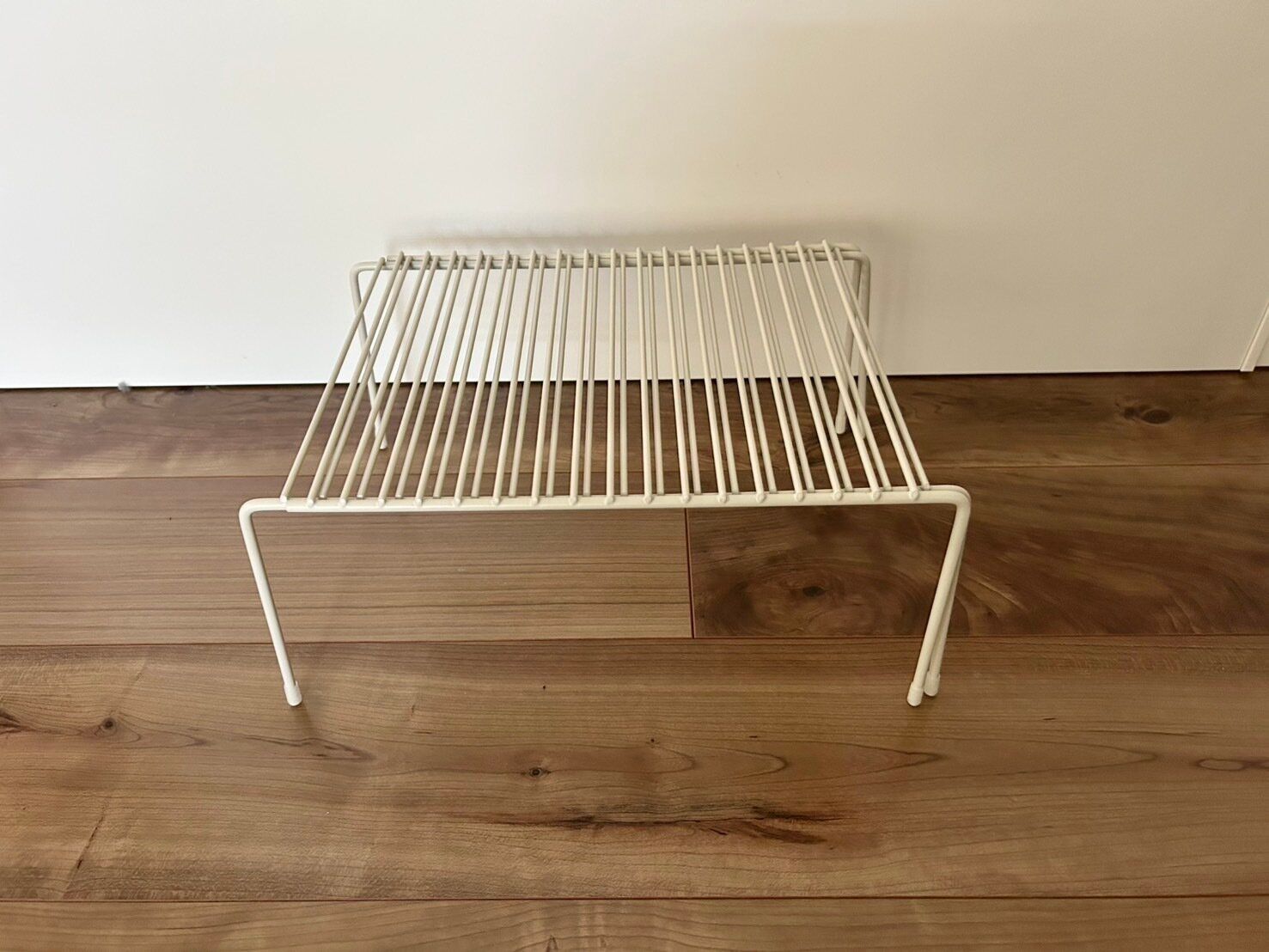 【3COINS】頑丈な伸縮ラックで食器棚の収納量アップが叶う！