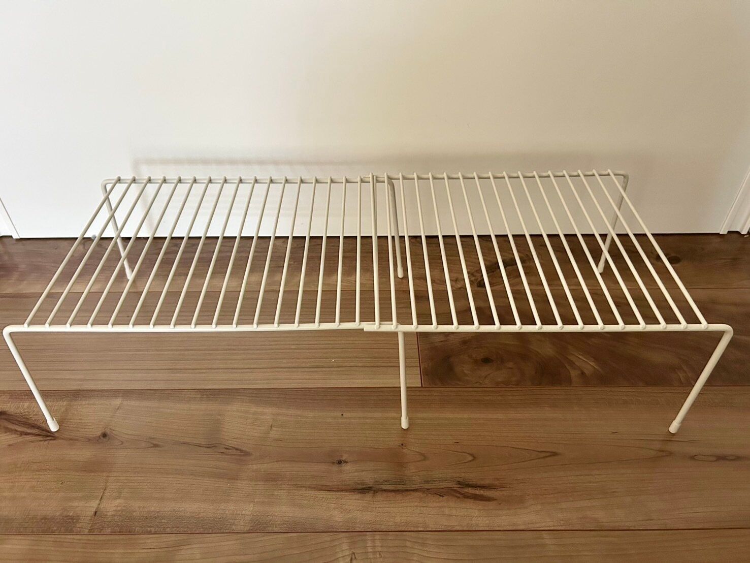 【3COINS】頑丈な伸縮ラックで食器棚の収納量アップが叶う！