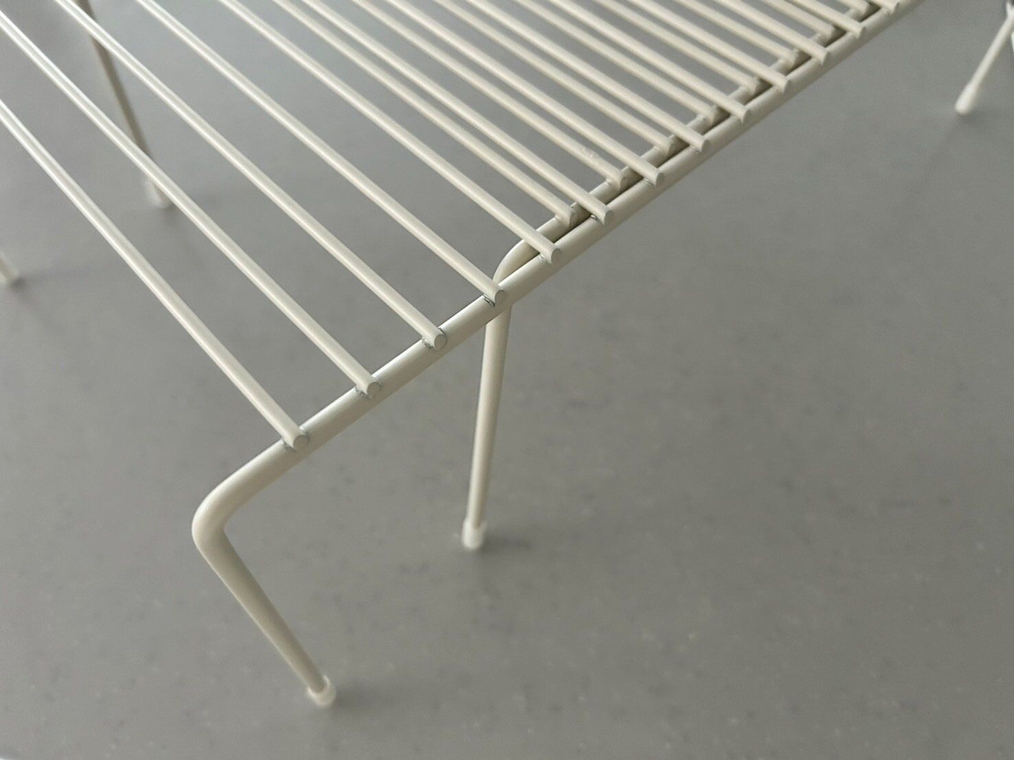 【3COINS】頑丈な伸縮ラックで食器棚の収納量アップが叶う！