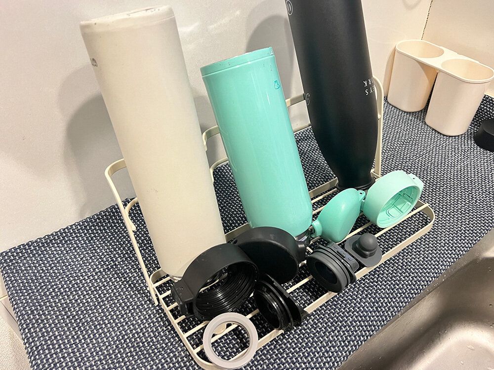 使わないときはコンパクトに！人気商品「折りたたみボトルスタンド」