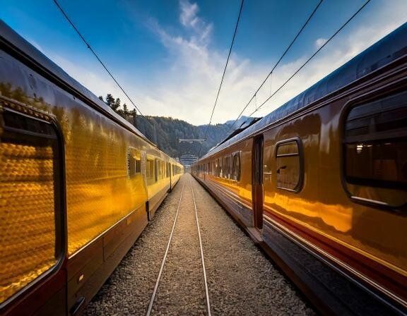 【夢占い】電車事故の夢の意味とは？シチュエーション別に解説！