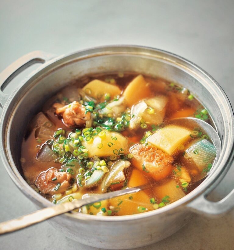 材料は鶏肉・玉ねぎ・じゃがいもの３つ！1週間毎日スープでも飽きない７つのレシピをご紹介