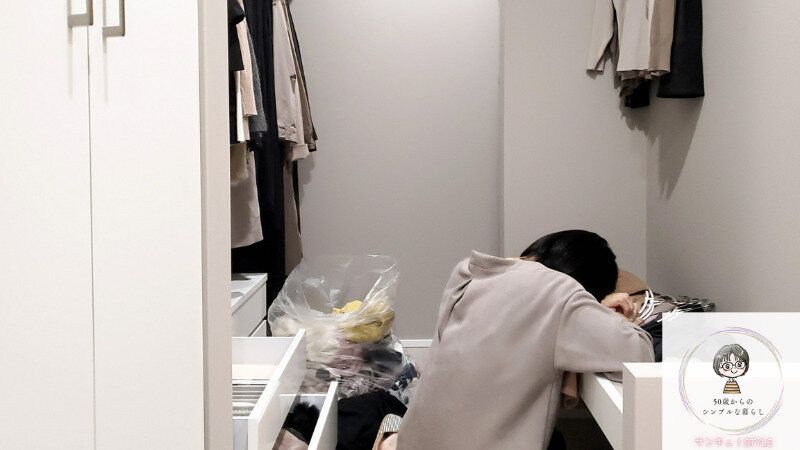 探し物をする女性