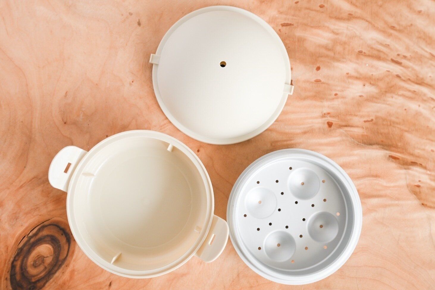 この記事では3COINSで発売されているKITINTOシリーズのなかから、「仕切り付きパンケーキメーカー」をご紹介します。レンジ加熱だけで厚みのあるパンケーキがつくれるすぐれものですよ。