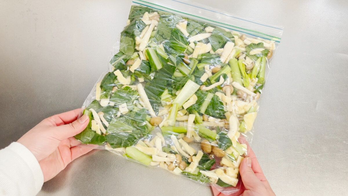 フリーザーバッグへカットしてまとめて冷凍