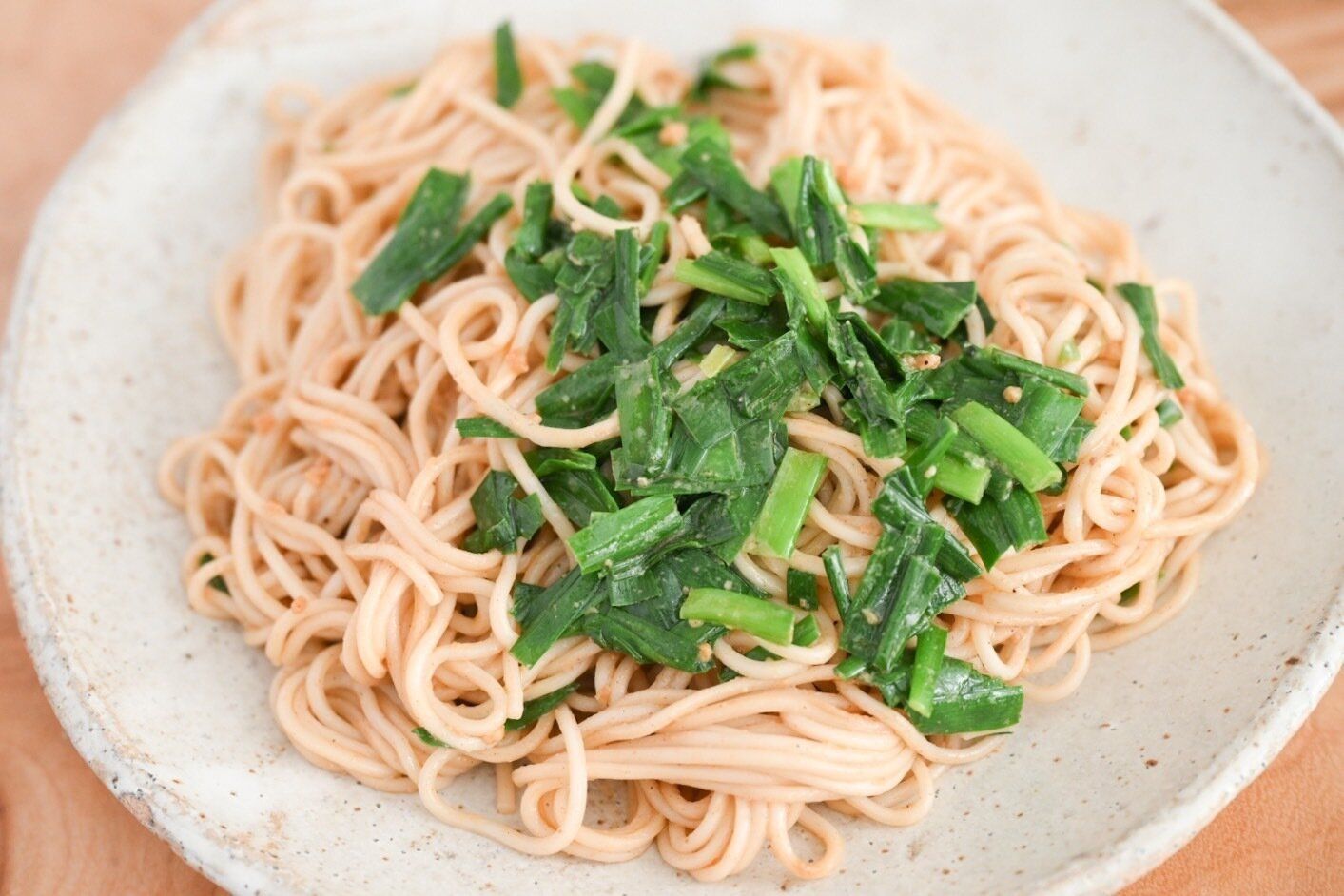 皿にのった汁無し担々麺