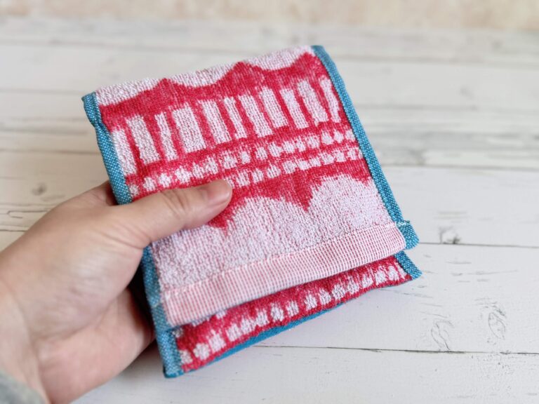 考えた人すごい！スマートに持ち運べる「ポーチになるタオルハンカチ」が超便利！