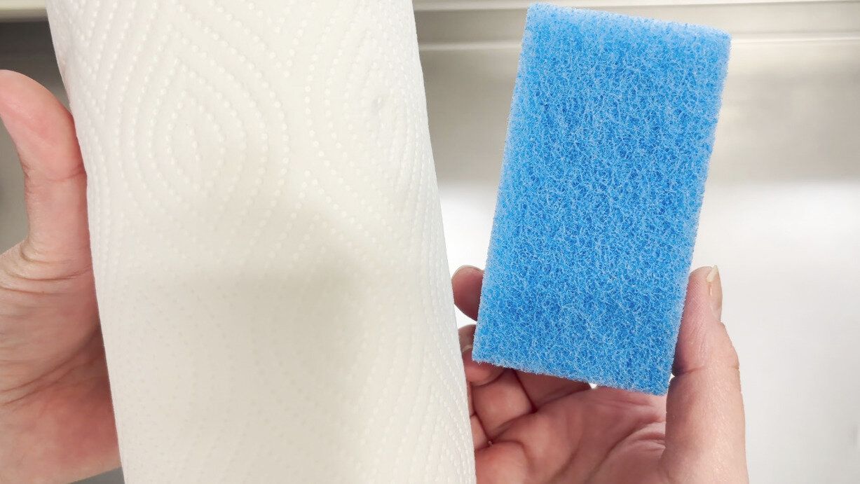 キッチンペーパーとスポンジ