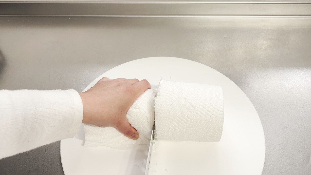 キッチンペーパーを半分に切る