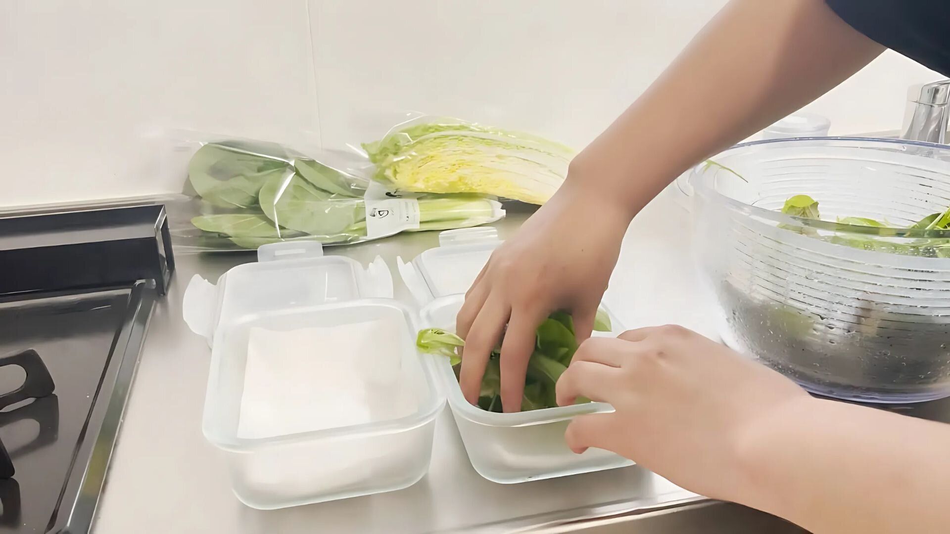 野菜の水気を吸わせるのにキッチンペーパーを敷く