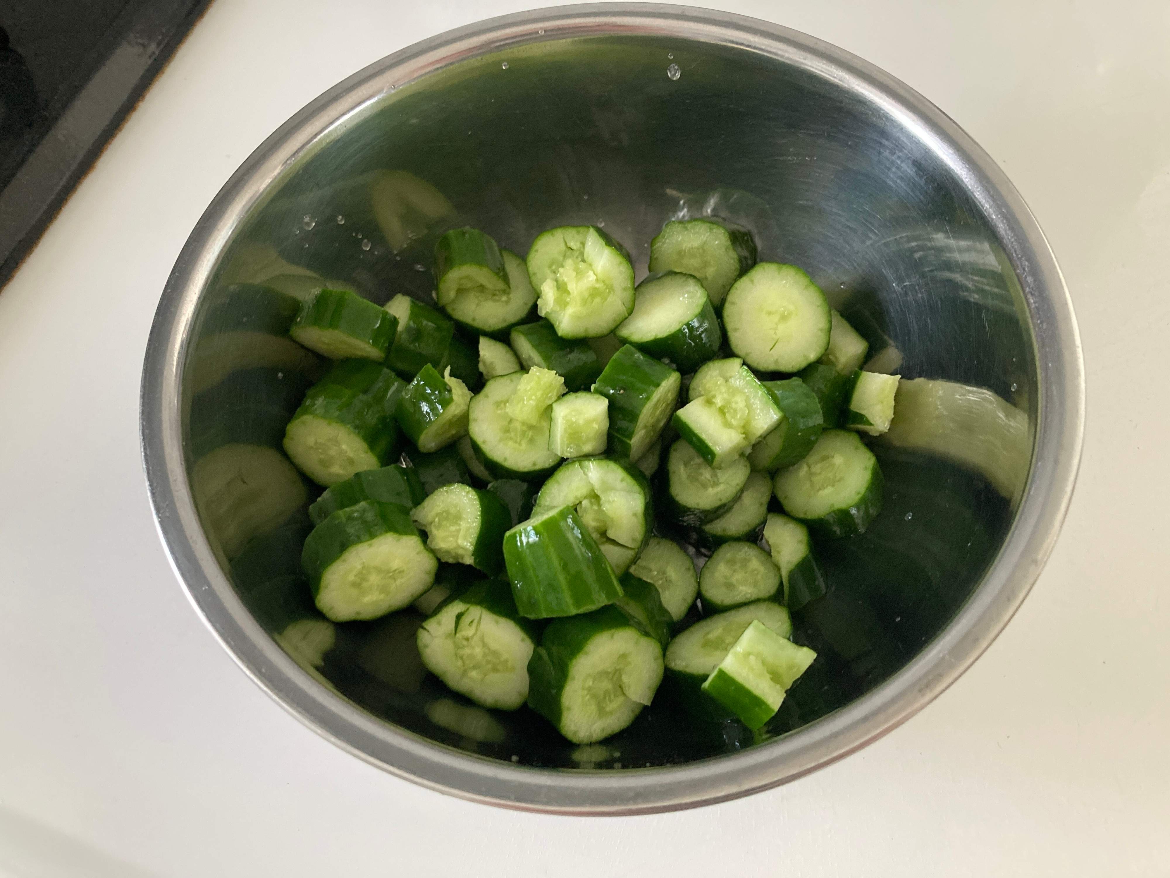 塩揉み中のきゅうり