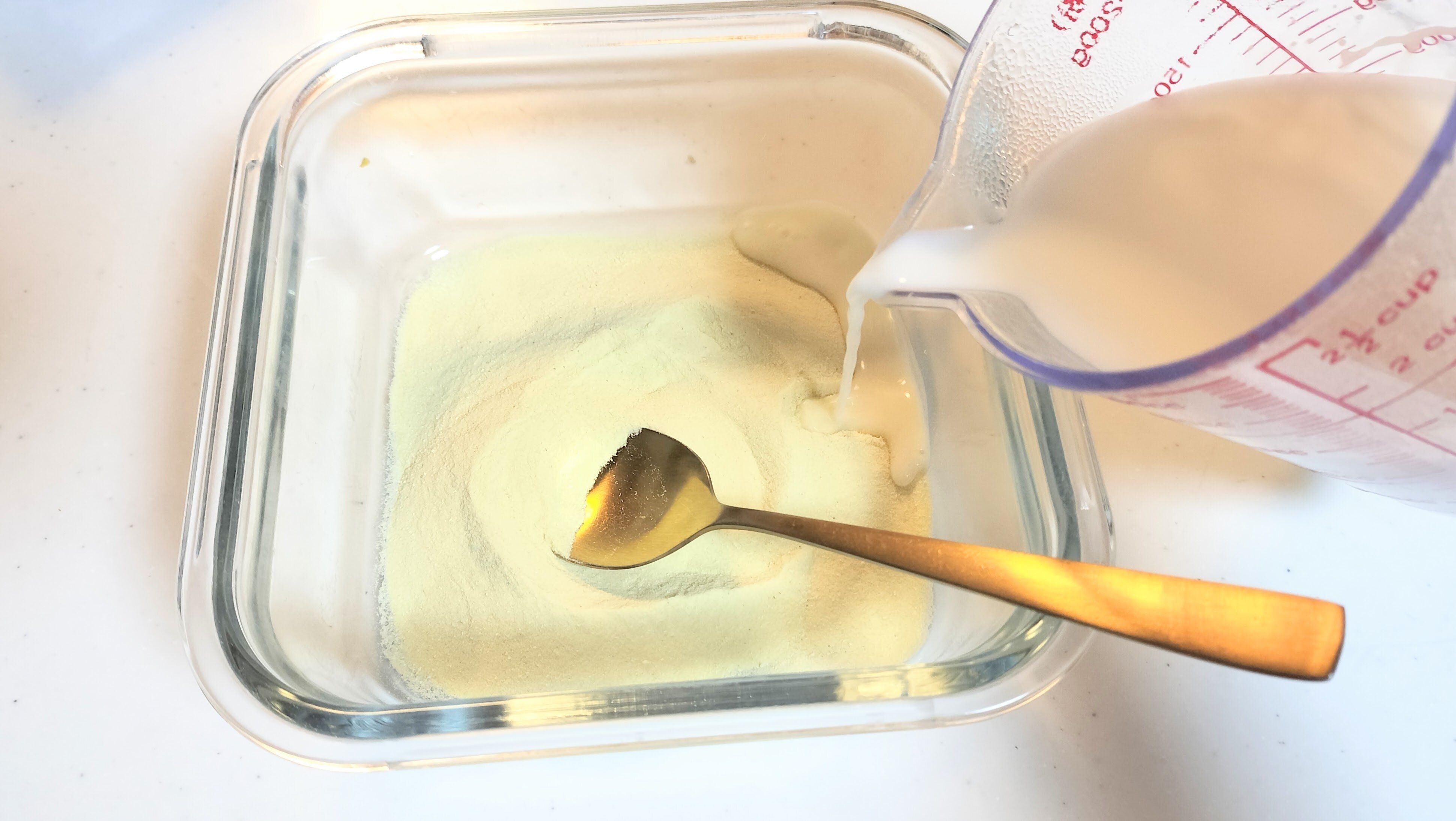 温めた牛乳を加えて混ぜる