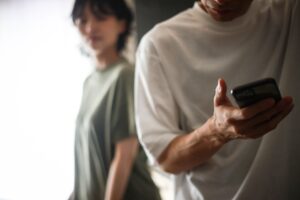 【チェックリスト付き】スマホを裏返しに置いていたら要注意!?パートナーの浮気を見抜く10のサイン