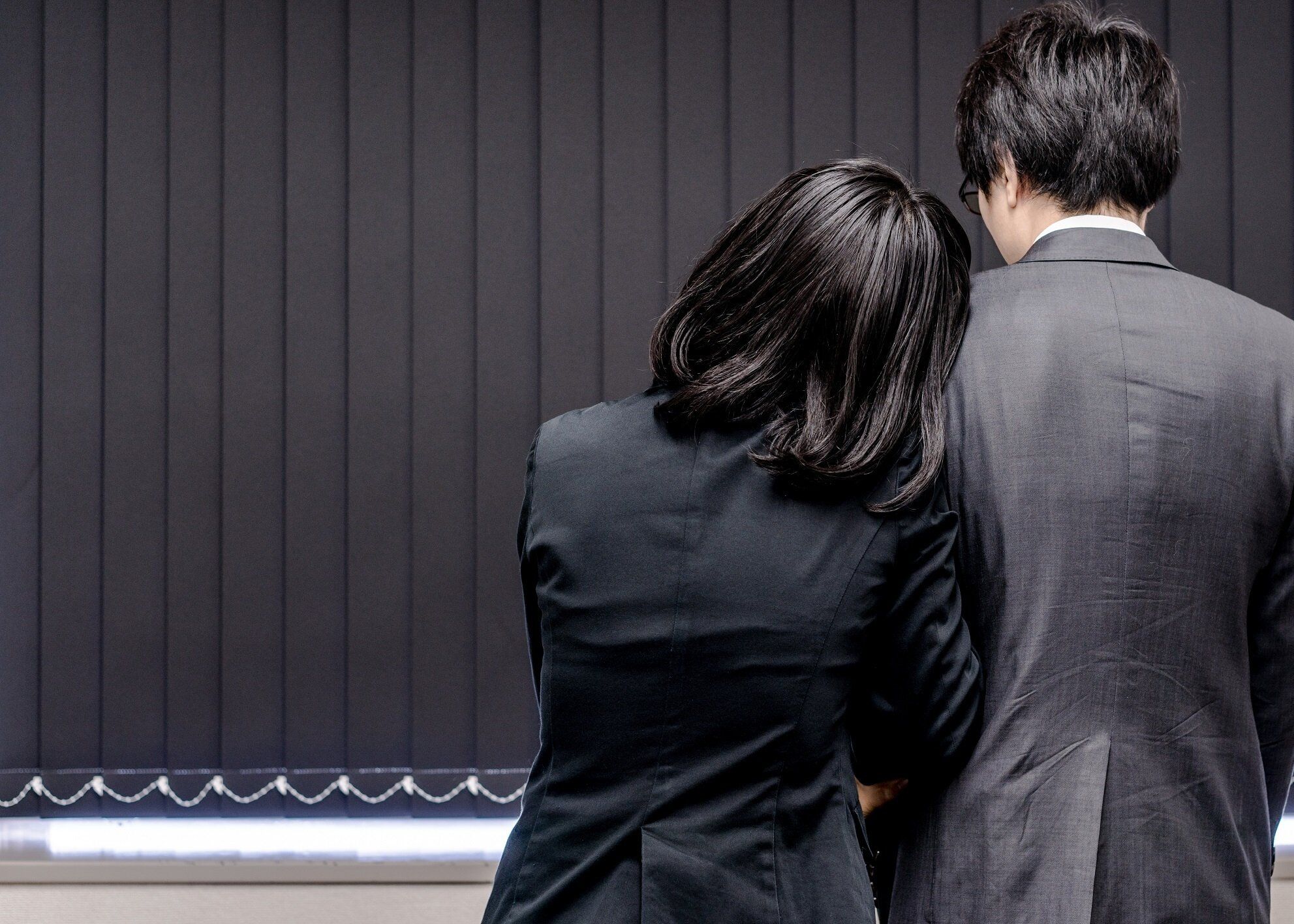 【チェックリスト付き】スマホを裏返しに置いていたら要注意!?パートナーの浮気を見抜く10のサイン