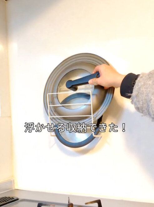 【セリア】フックに掛ければ浮かせる収納に