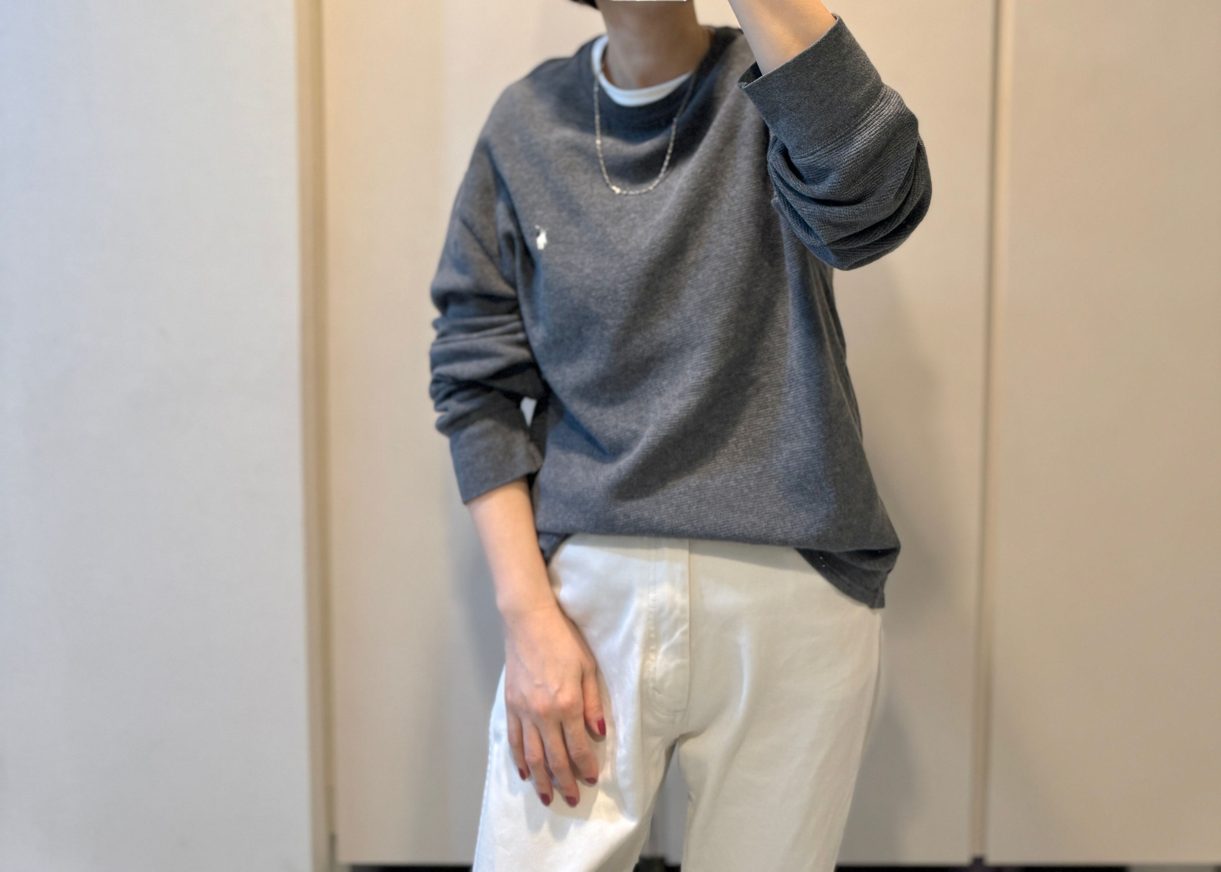 グレーのトップスにホワイトのパンツ