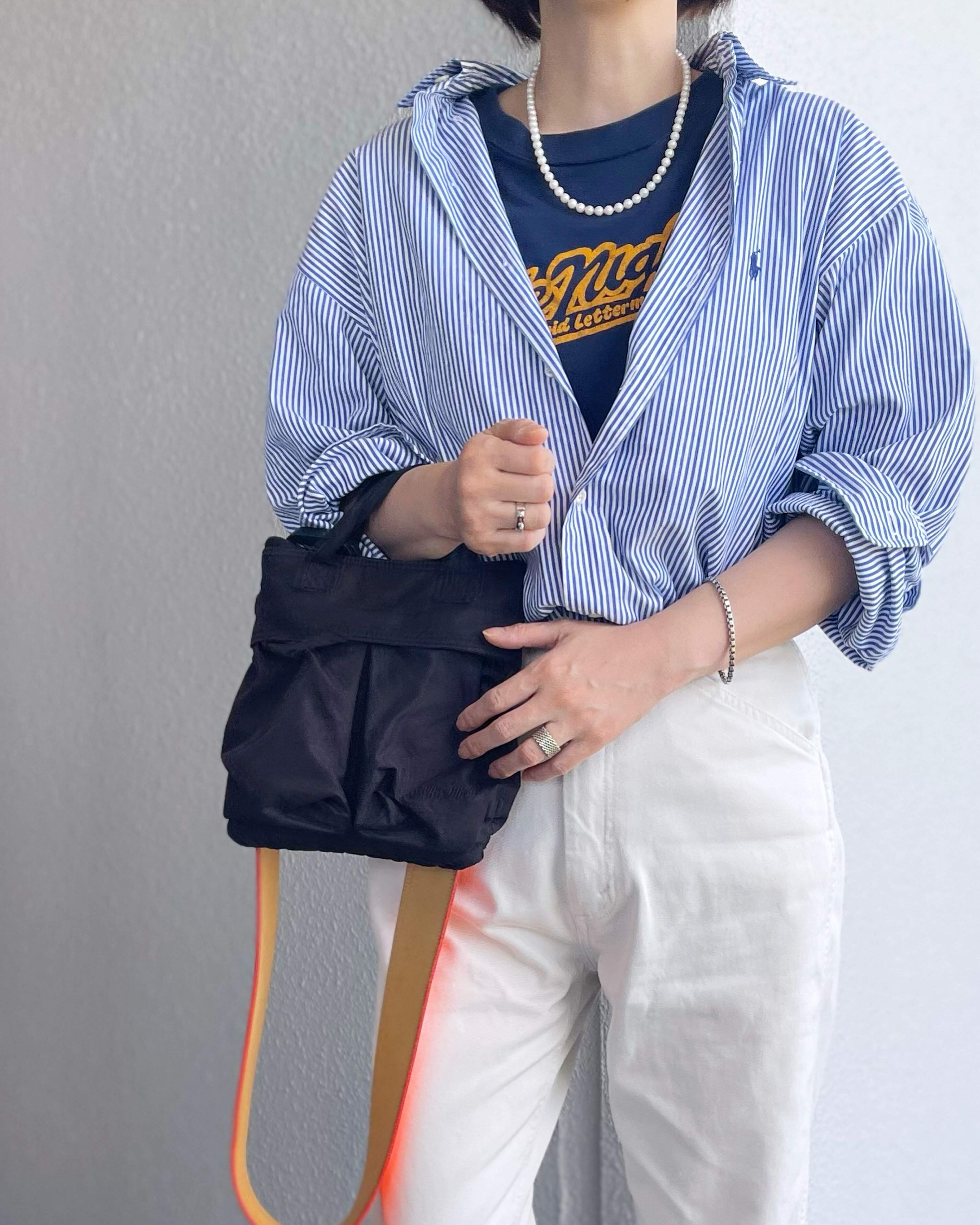 ストライプシャツとパールネックレス