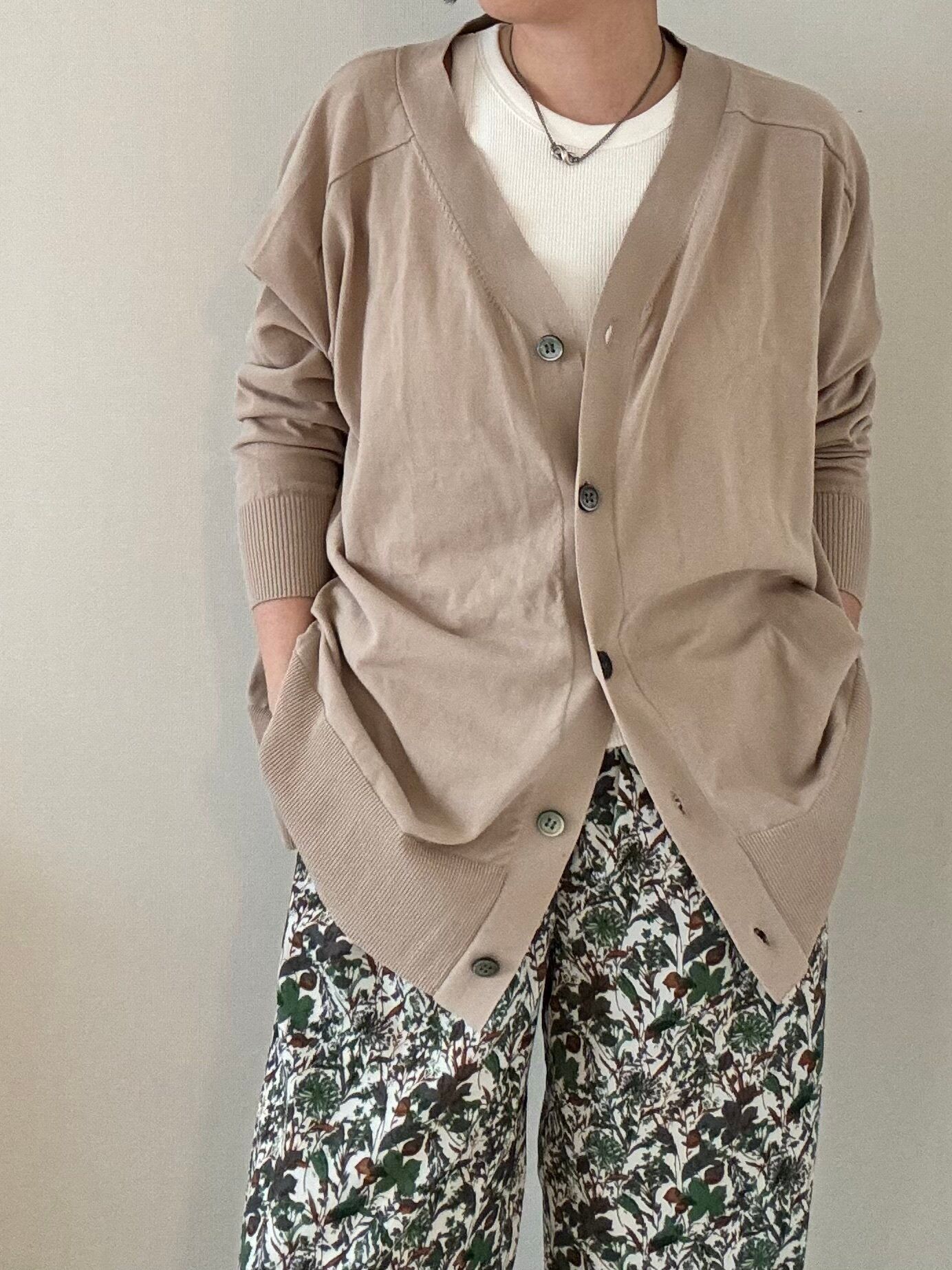 ベージュカーディガンと柄パンツ