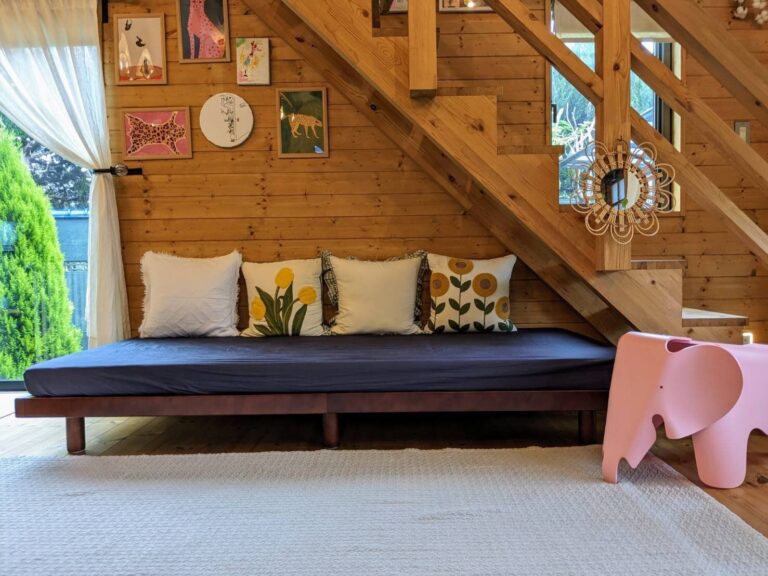 【ソファーより快適】“収納のプロが実感“リビングにベッドを置くメリット3つ