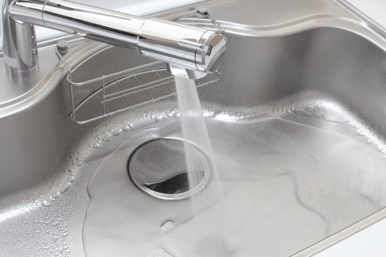 1カ月以上放置するとヤバいことに…キッチンのシンク掃除はどれくらいサボっても大丈夫なの？