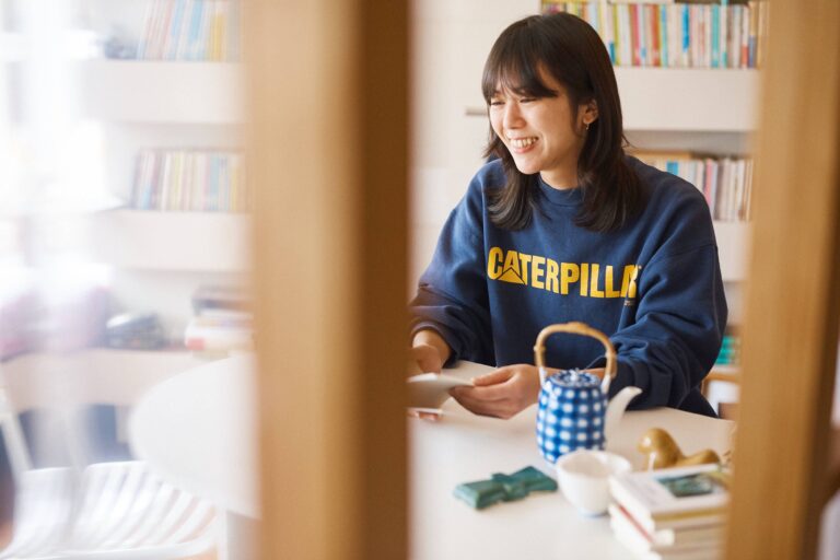 本に囲まれて暮らす夢を、会社員を続けながら叶えた住まいにお邪魔しました