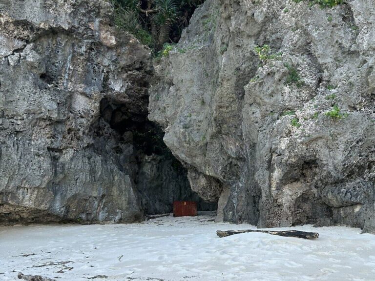 雰囲気抜群の岩陰で発見した「どう見ても宝箱」な物体に12万いいね！「これは駆け寄りたくなる」と共感の嵐