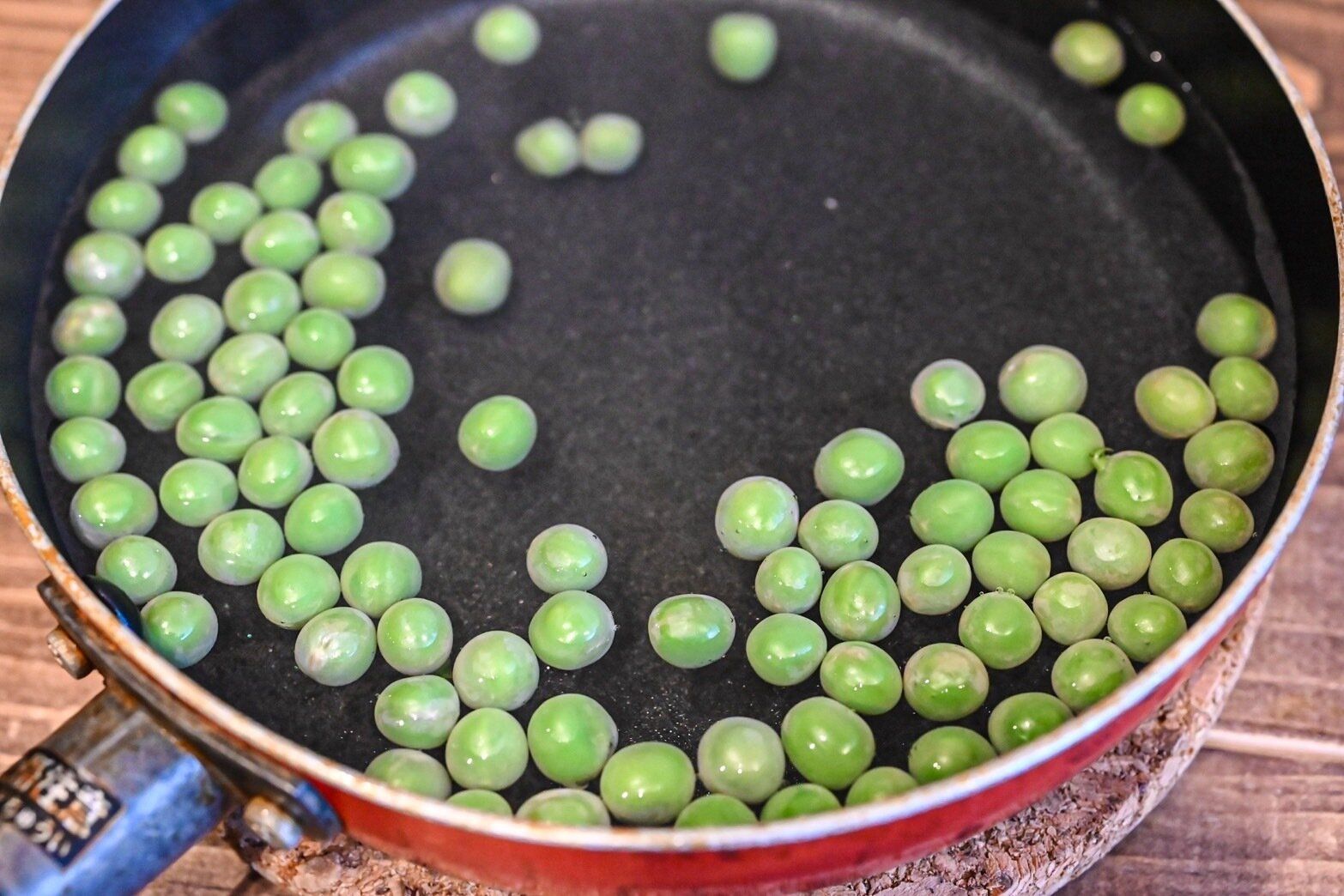 フライパンに入ったグリーンピース