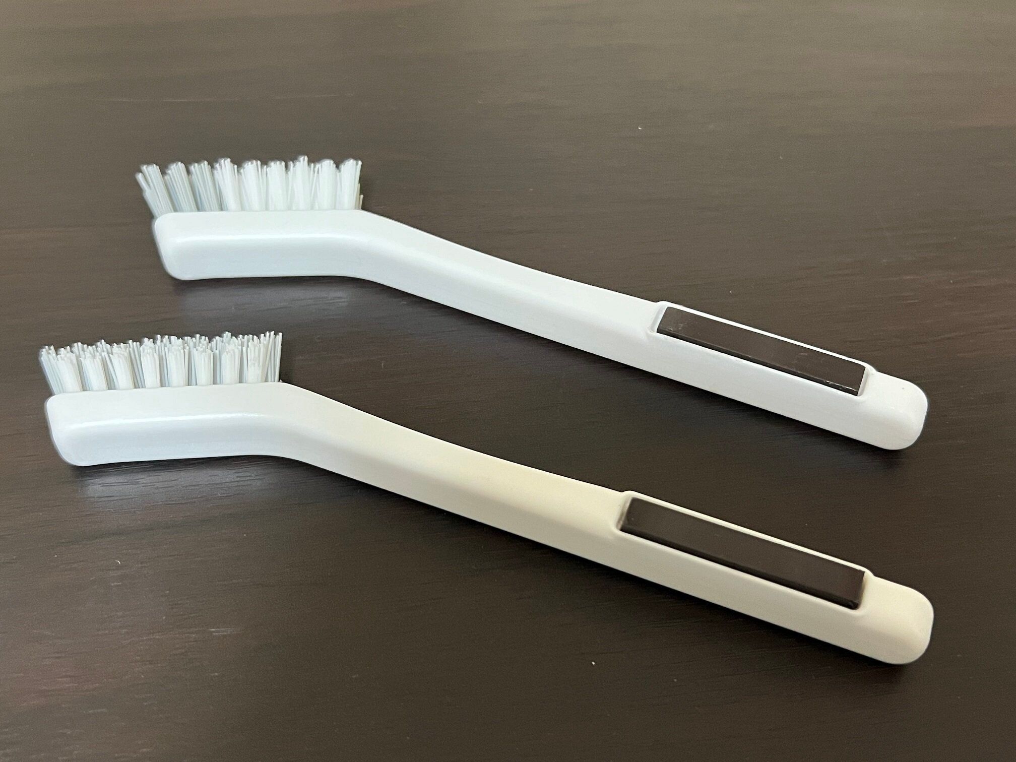 ダイソーの「磁石で引っ付くお風呂のお掃除ブラシ」が便利!