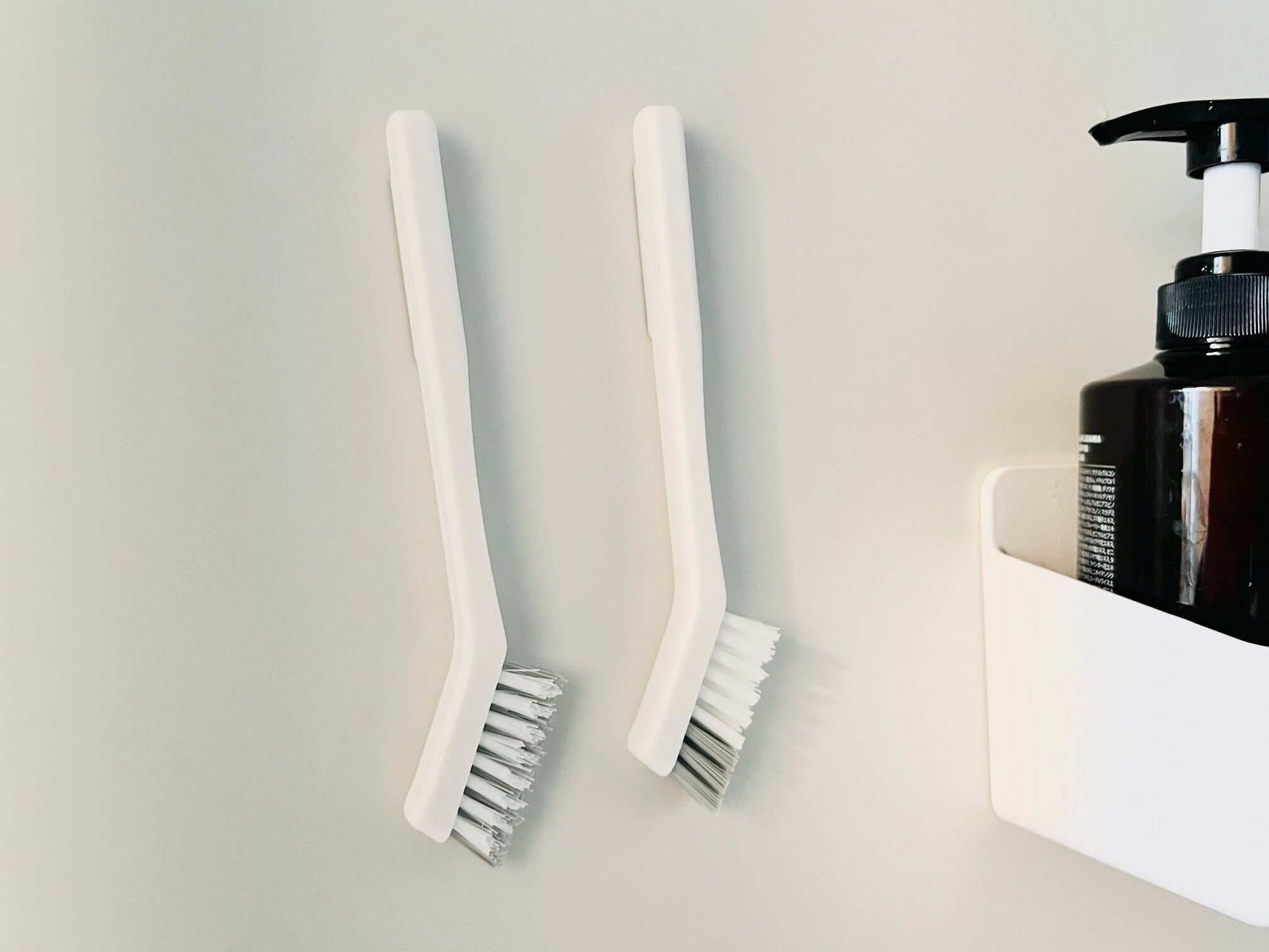 ダイソーの「磁石で引っ付くお風呂のお掃除ブラシ」が便利!