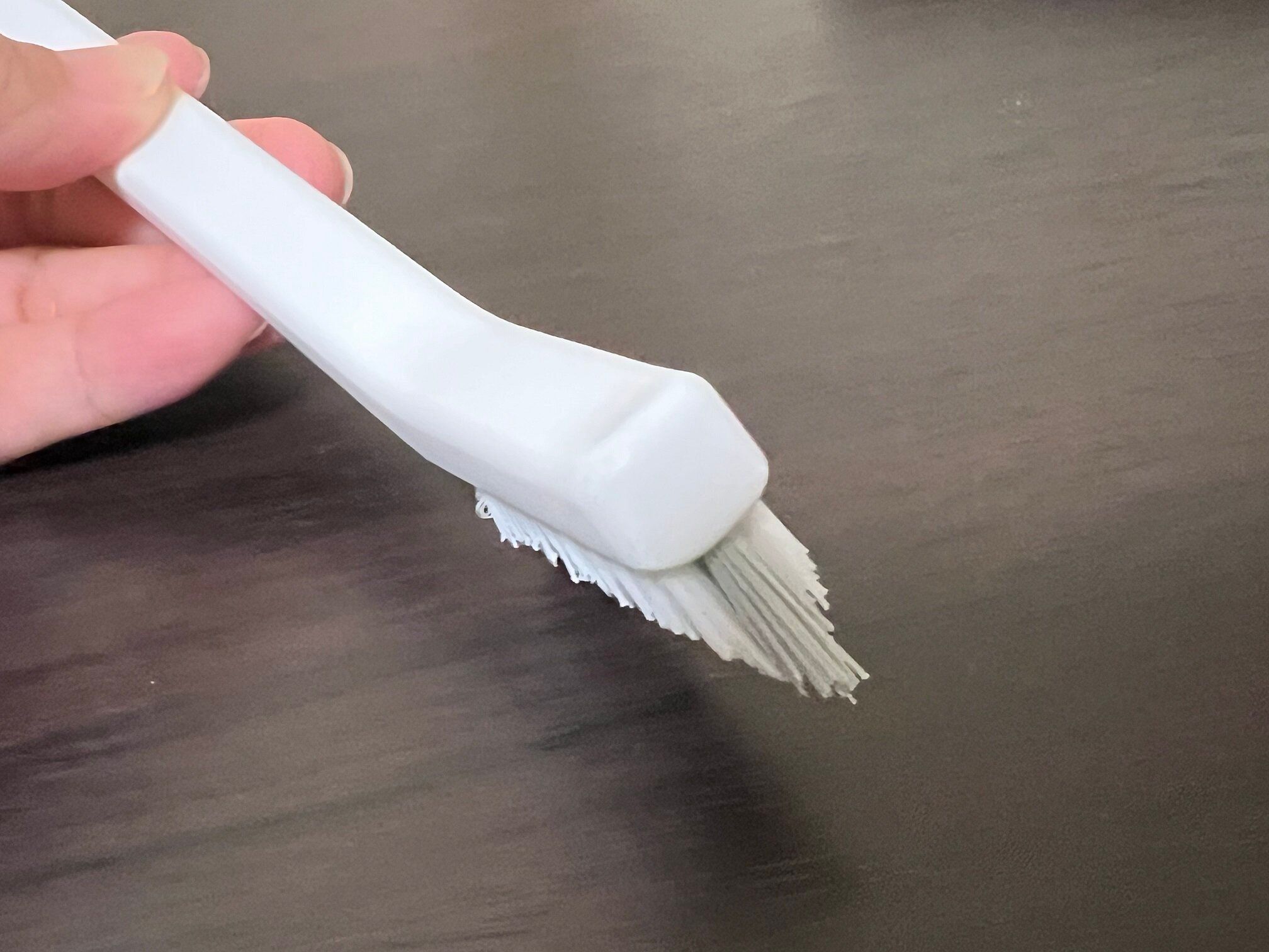 ダイソーの「磁石で引っ付くお風呂のお掃除ブラシ」が便利!