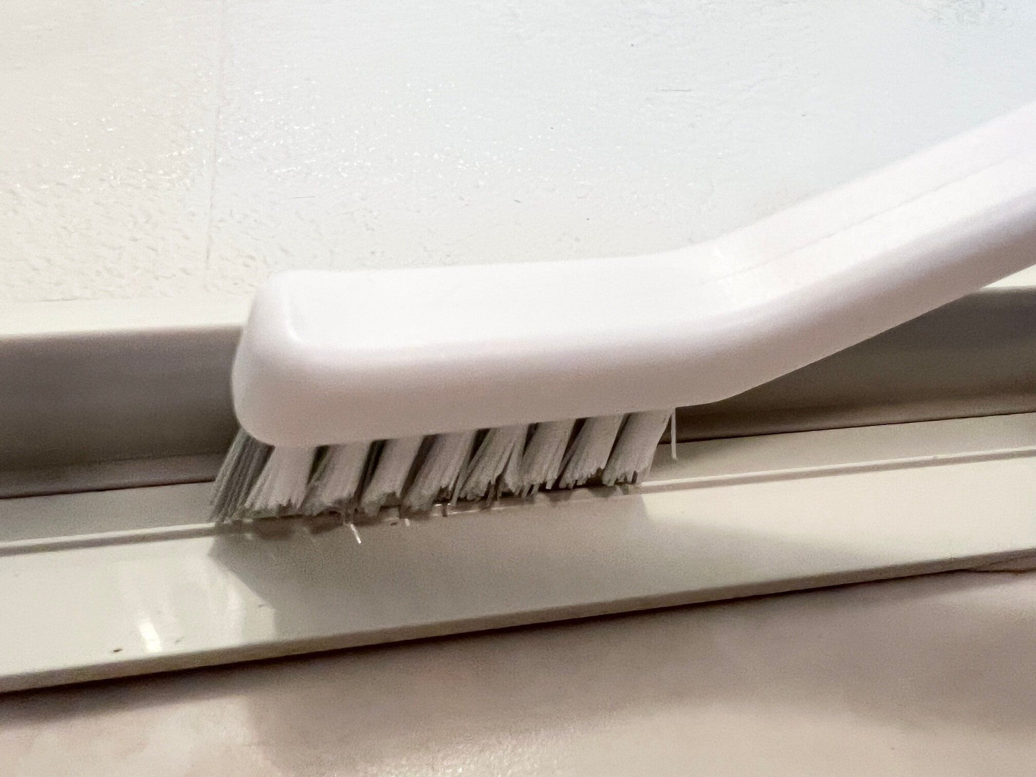 ダイソーの「磁石で引っ付くお風呂のお掃除ブラシ」が便利!